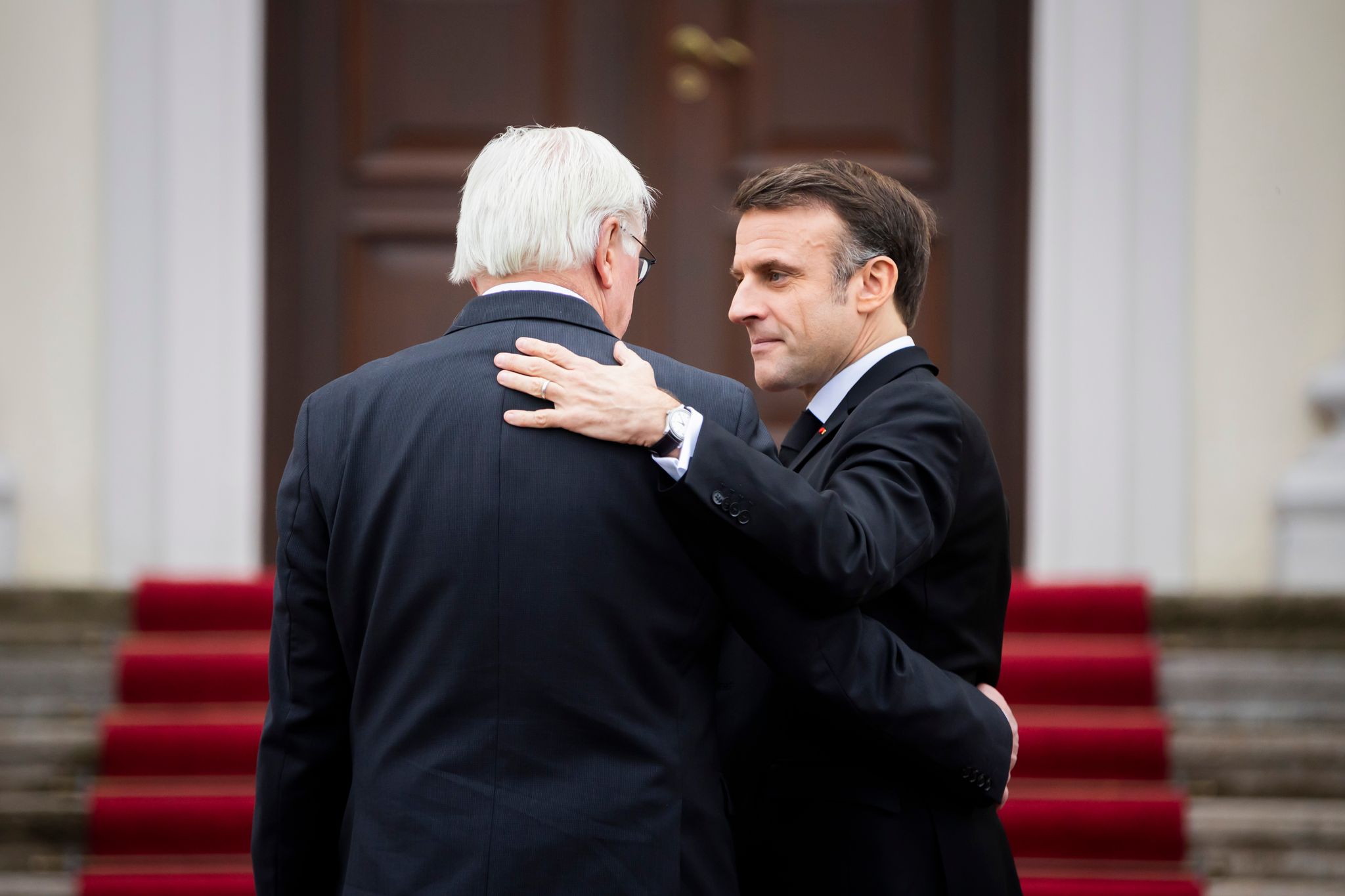 Bundespräsident Frank-Walter Steinmeier (l.) begrüßt Emmanuel Macron vor einem Gespräch Ende Januar am Schloss Bellevue.