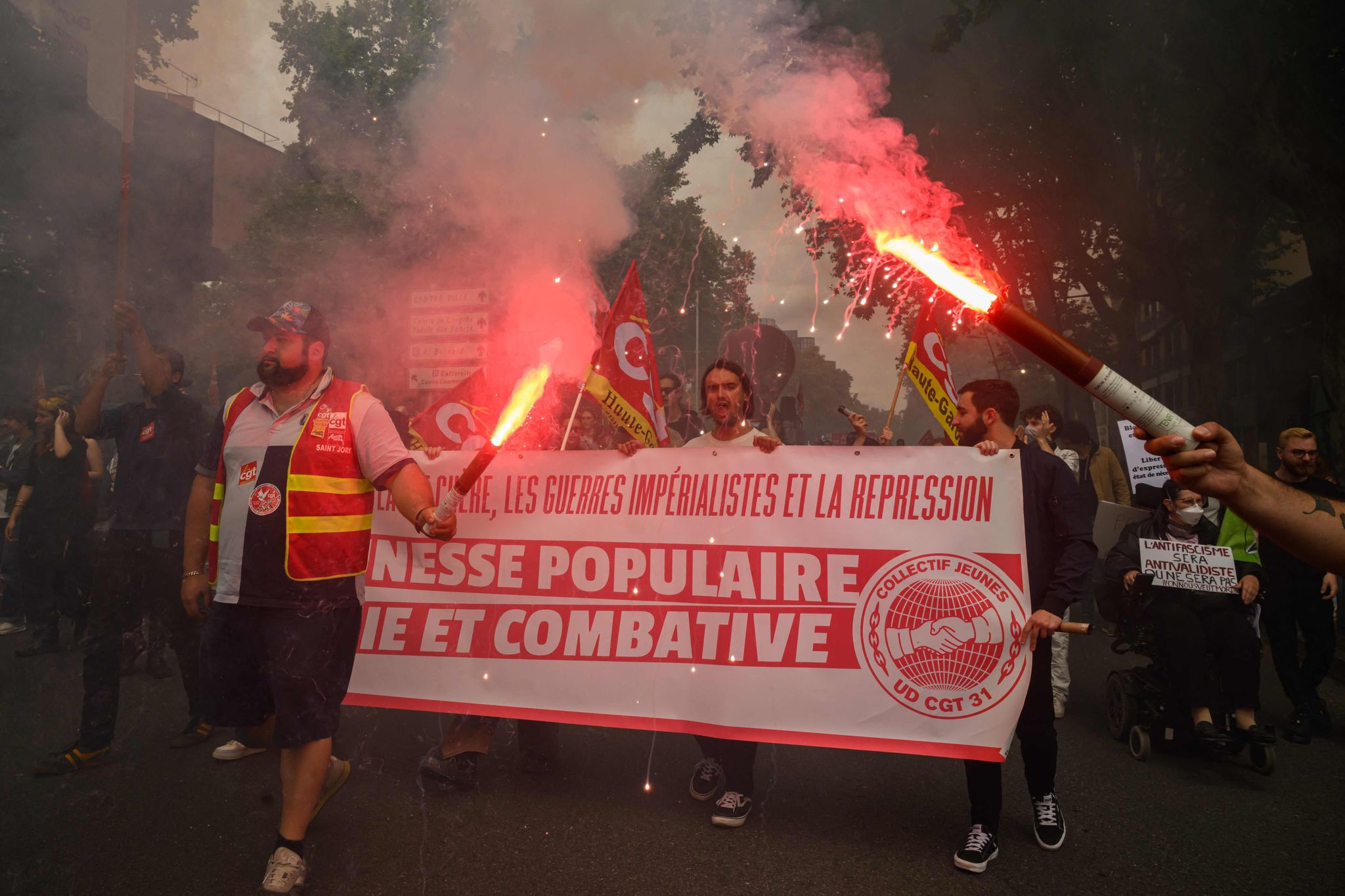 Menschen während einer Anti-Rechts-Kundgebung in Toulouse.