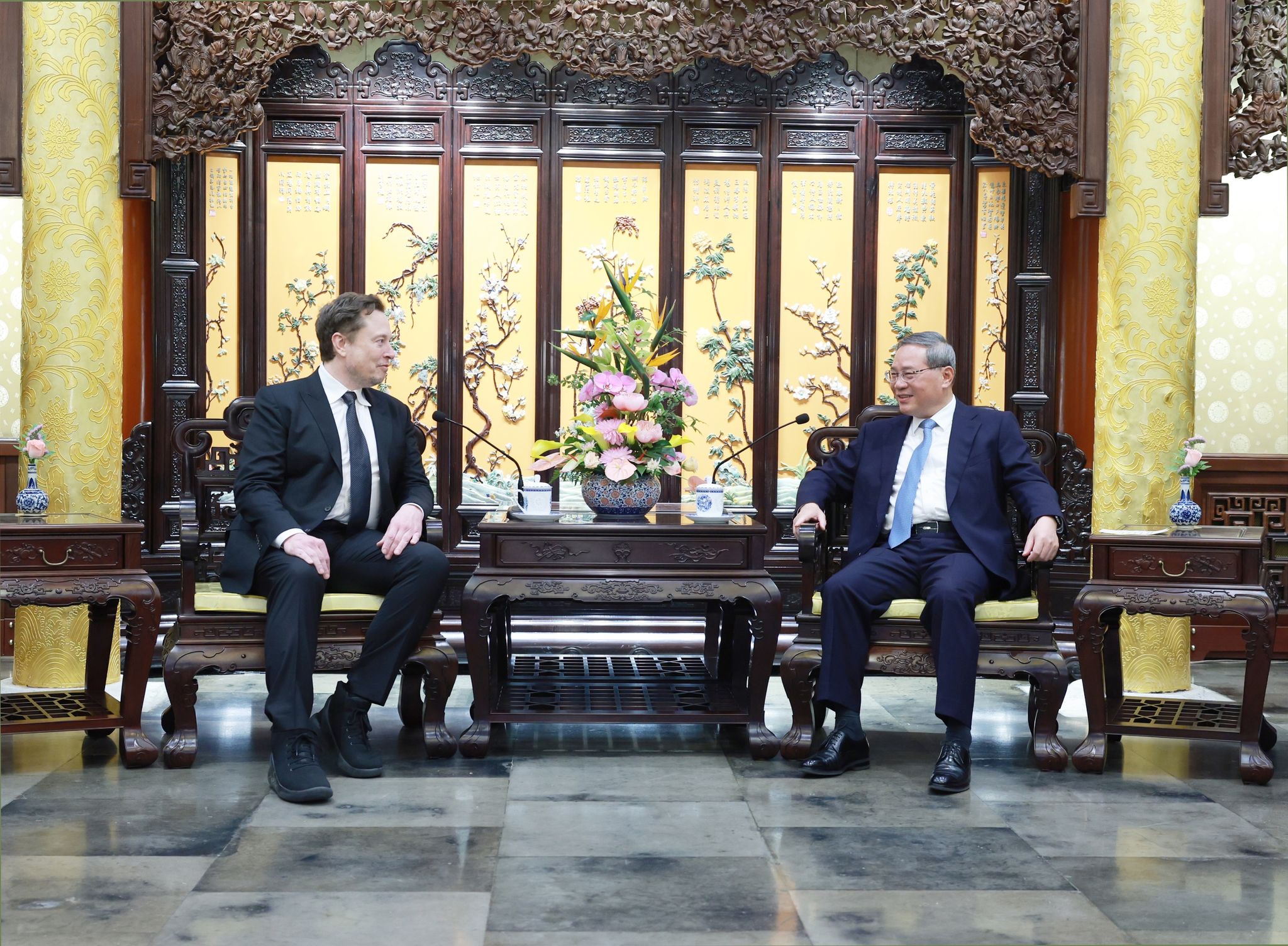 Der chinesische Premierminister Li Qiang trifft sich in Peking mit Elon Musk (l.).