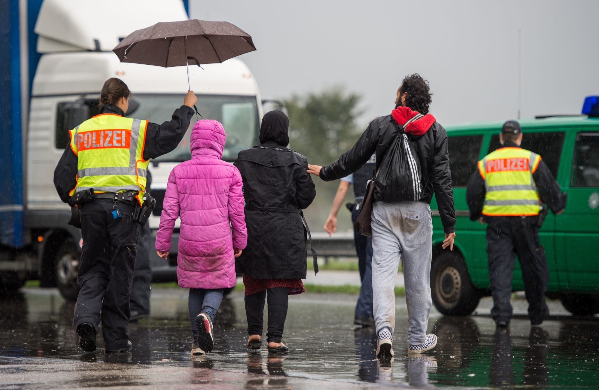 Eine syrische Familie an der Grenzkontrollstelle an der Anschlussstelle Bad Reichenhall Salzburg nach München.