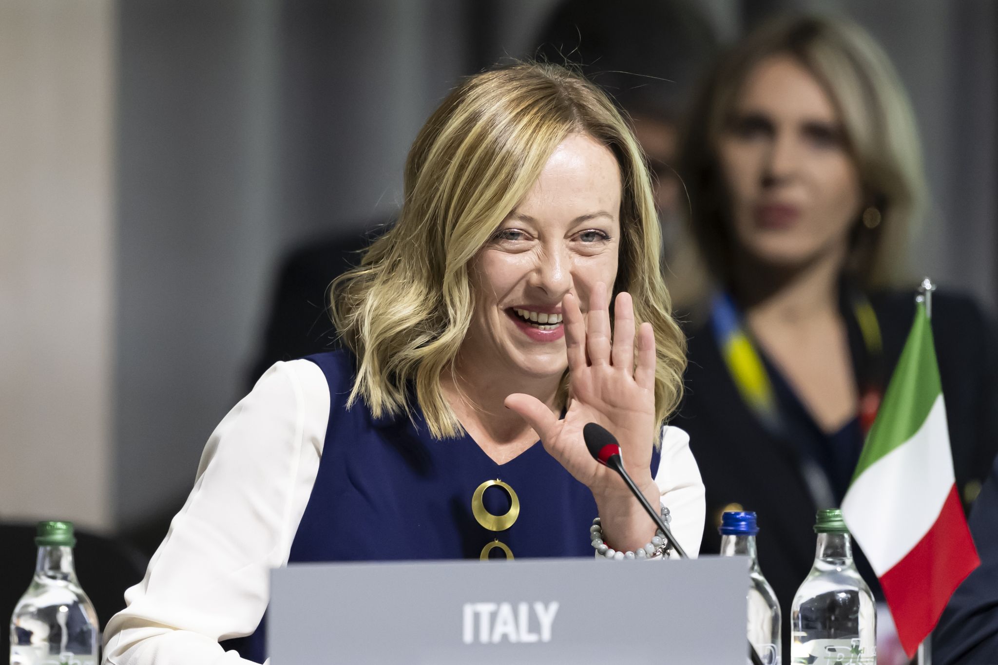 Durch die Reform würde den italienischen Institutionen Stabilität verliehen, erklärt Giorgia Meloni.