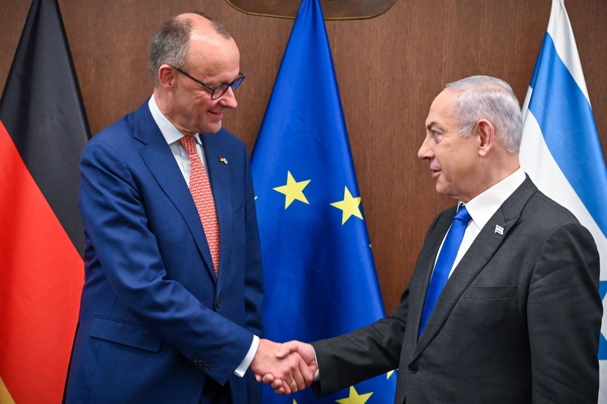 Friedrich Merz wird von Israels Premier Benjamin Netanjahu begrüßt.