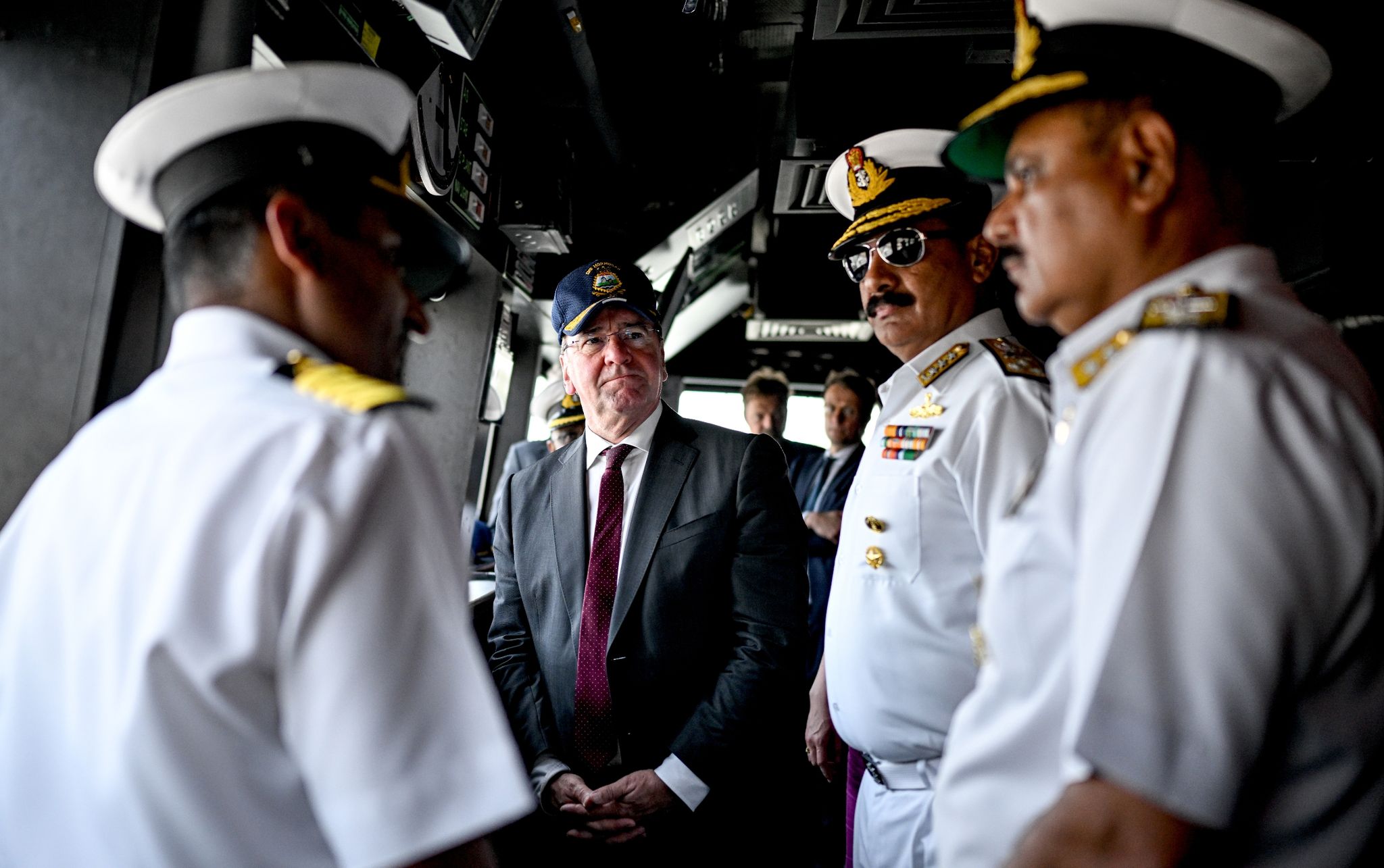 Verteidigungsminister Boris Pistorius steht auf der Brücke des Lenkflugkörper-Zerstörer INS Mormugao der indischen Marine.
