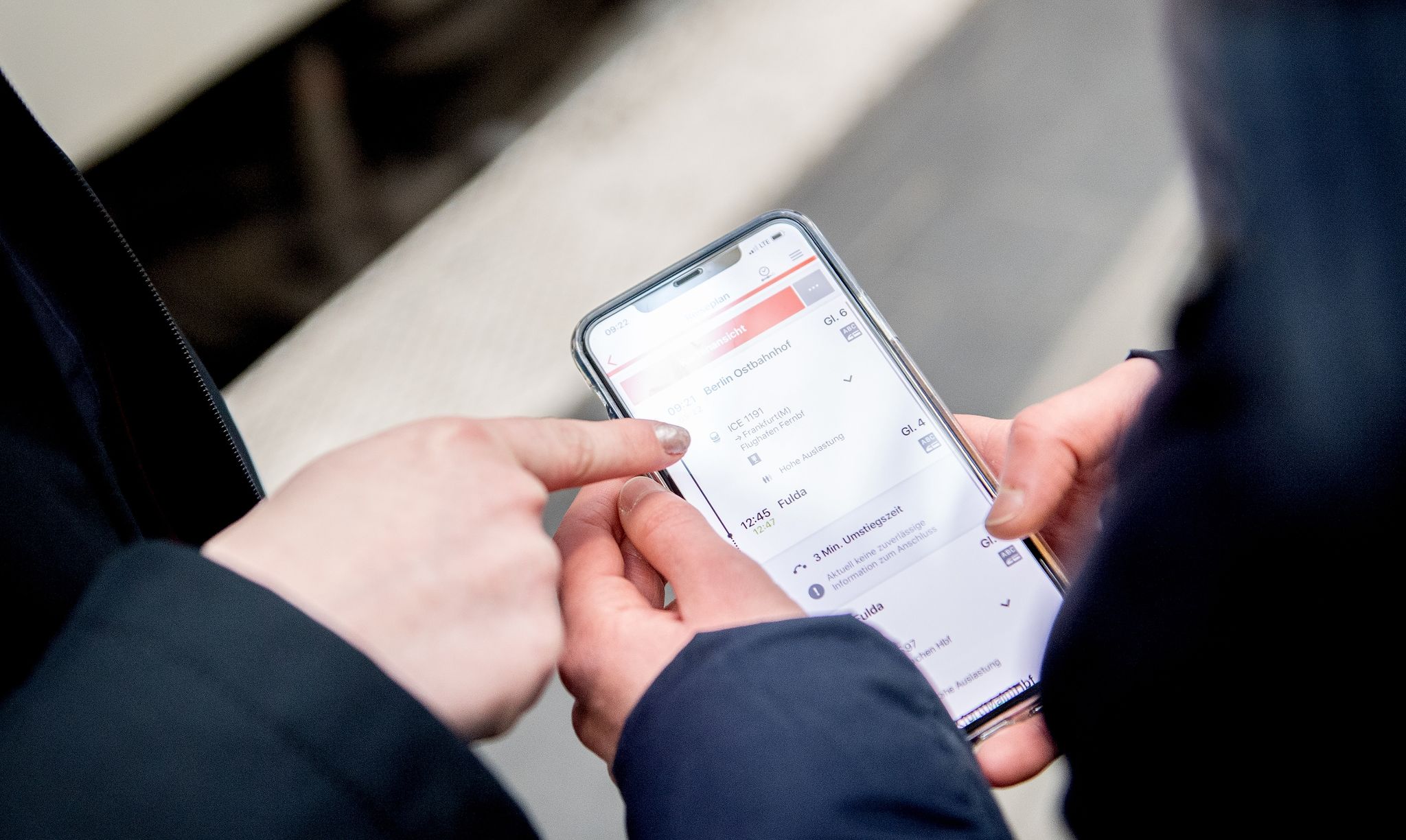Wer mobil ein Bahnticket gekauft hat und es doch nicht nutzen will, kann es innerhalb von zwölf Stunden in der Regel kostenlos stornieren - unabhängig von der Preiskategorie.