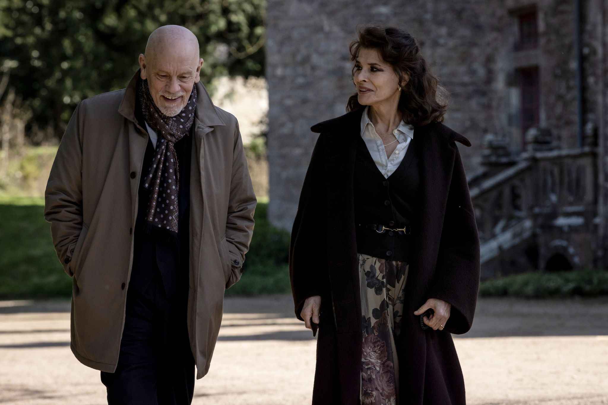 John Malkovich als Andrew Blake und Fanny Ardant als Nathalie Beauvillier in einer Szene des Films "Monsieur Blake zu Diensten".