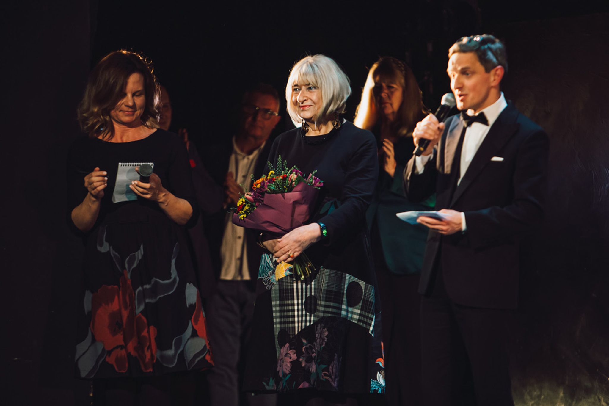 Die Holocaust-Überlebende Elzbieta Ficowska (Mitte) hält Blumen nach einer Vorstellung des Musicals «Irena».