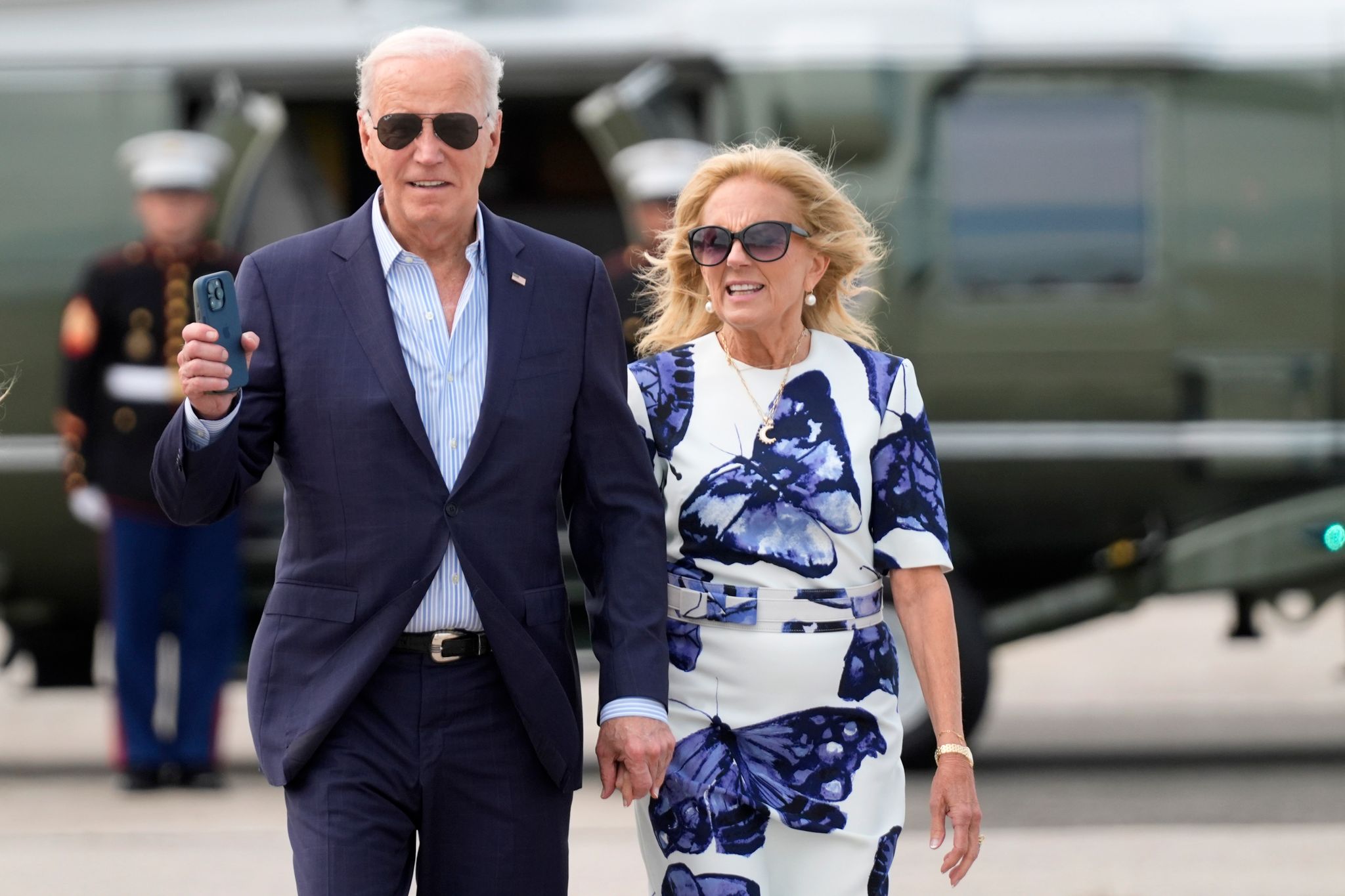 US-Präsident Joe Biden und First Lady Jill Biden kommen mit der Marine One am East Hampton Airport in East Hampton, N.Y. an.