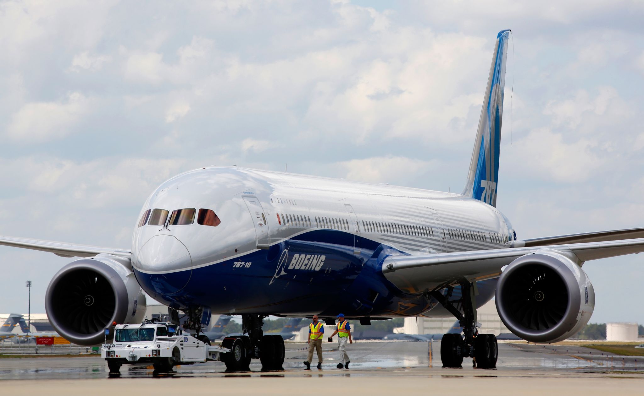 Ein Boeing-Mitarbeiter kritisiert, dass beim Bau vieler 787 «Dreamliner» zu hohe Spaltmaße zwischen den Rumpfteilen zugelassen worden seien.