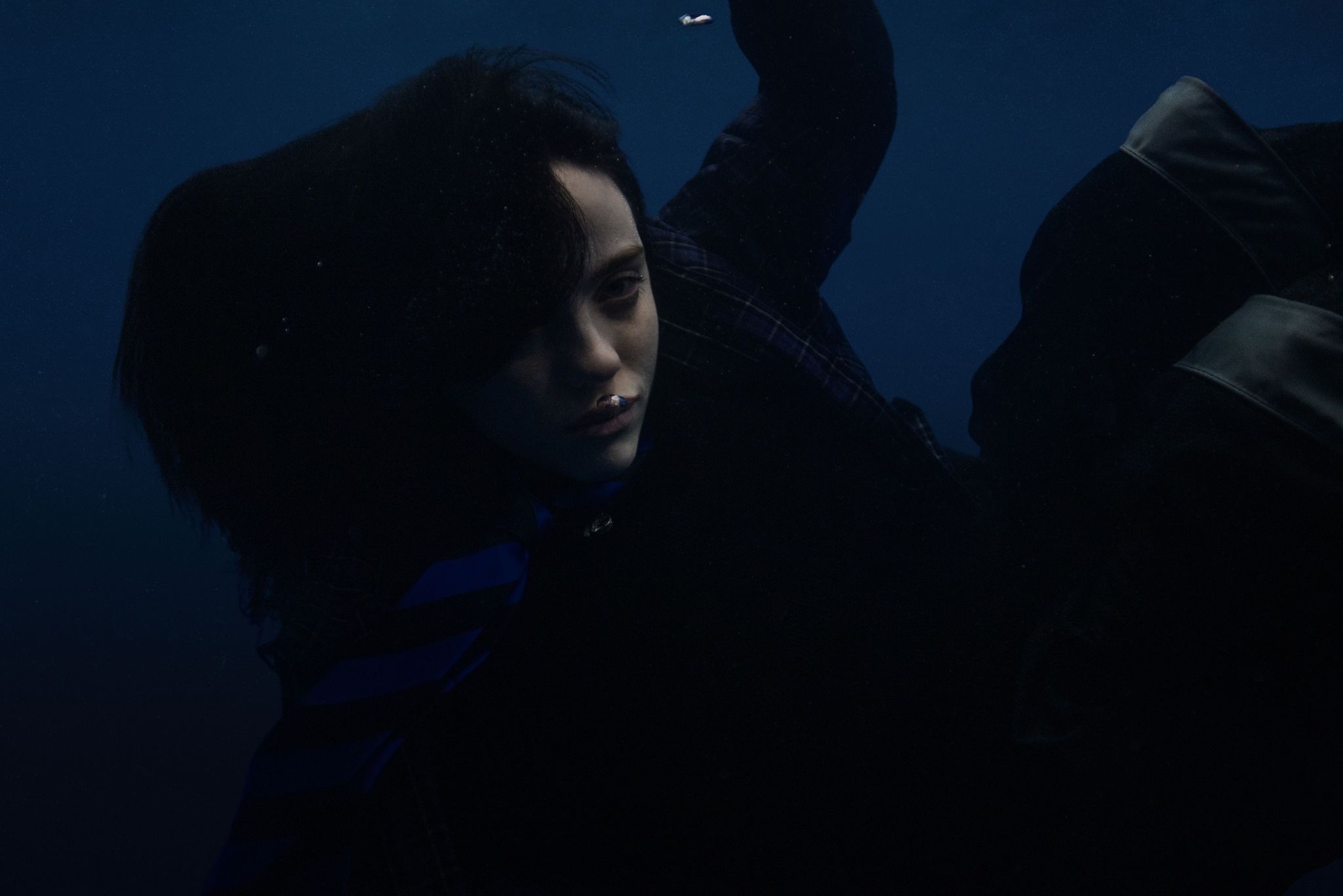 Billie Eilish allein unter Wasser.