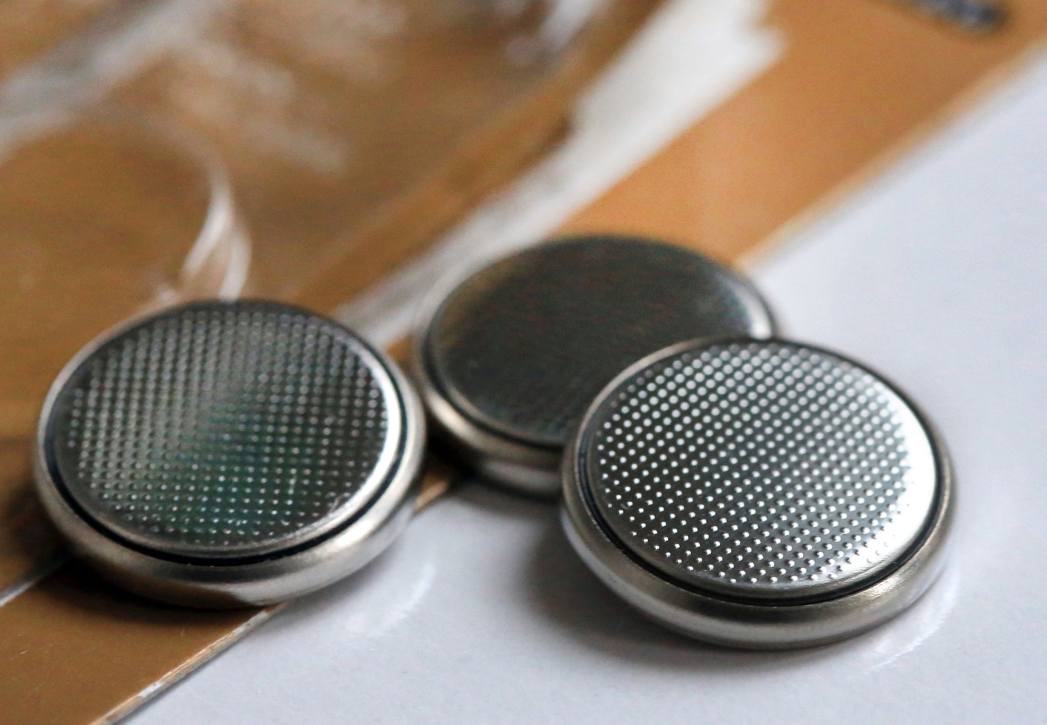 Knopfzellenbatterien sind häufig in Spielzeugen zu finden und können bei Verschlucken durch Kleinkinder schwerwiegende Verätzungen verursachen. Dabei sind «Verletzungen durch Knopfzellenbatterien zu 100 Prozent vermeidbare Unfälle», sagt Dr. Till Dresbach, Oberarzt der Neonatologie und Kinderintensivmedizin am UKB.