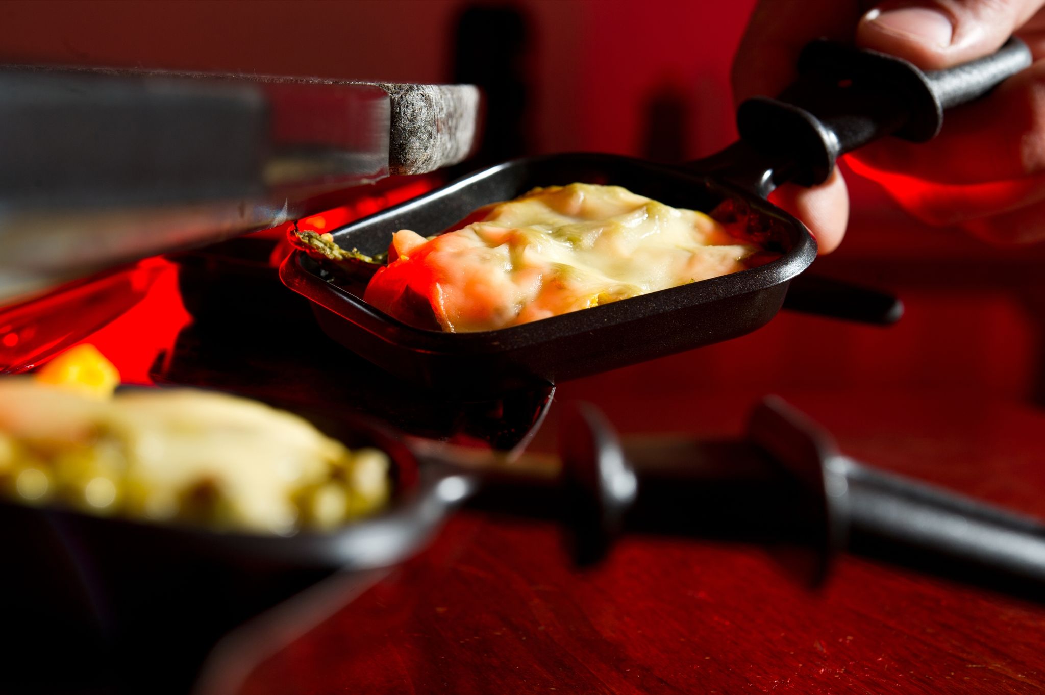 Bei Käsesorten mit einem Paraffin- oder Wachs-Überzug muss die Rinde abgeschnitten werden, bei Raclette-Käse dagegen nicht.