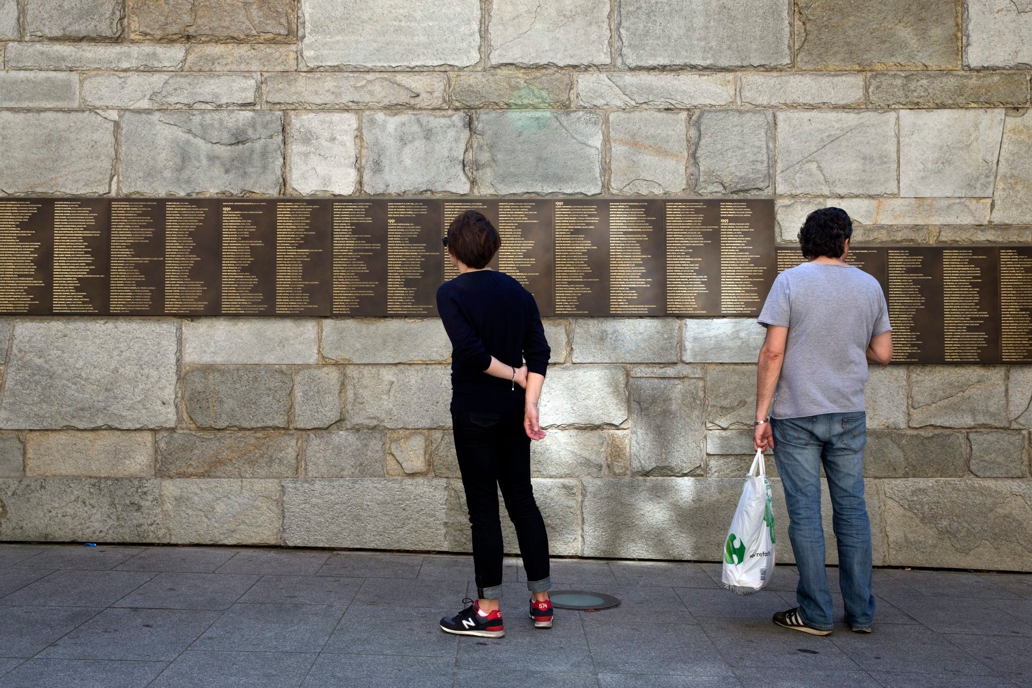 Die Mur des Justes (Mauer der Gerechten) neben der Shoah-Gedenkstätte ist beschmiert worden.