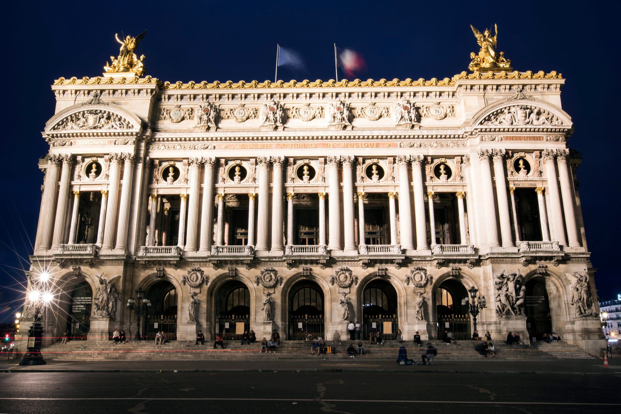 Die Pariser Opéra Garnier wird derzeit einer Schönheitskur unterzogen.