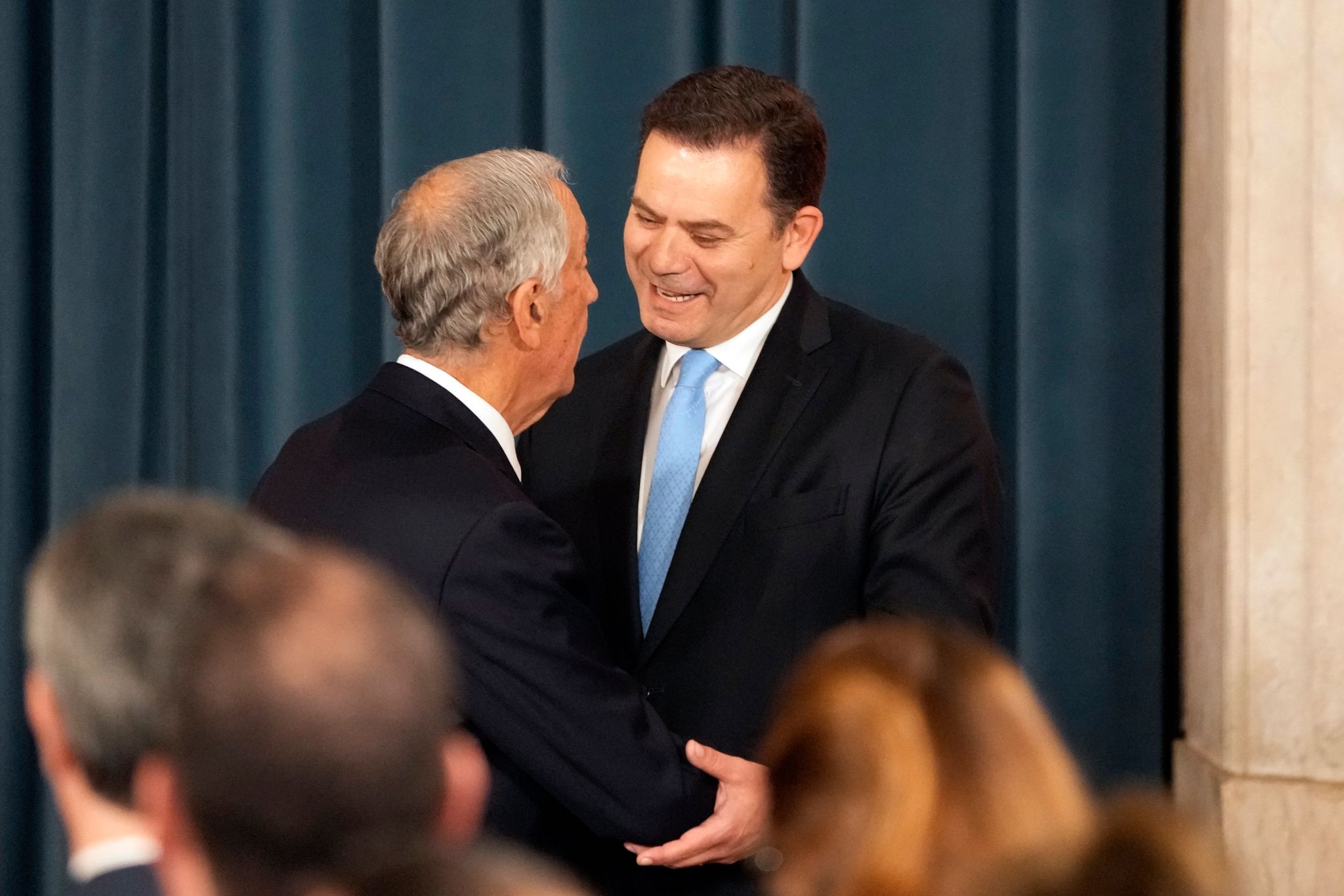 Nach seiner Vereidigung im Nationalpalast von Ajuda wird Ministerpräsident Luis Montenegro (r) von Staatsoberhaupt Marcelo Rebelo de Sousa begrüßt
