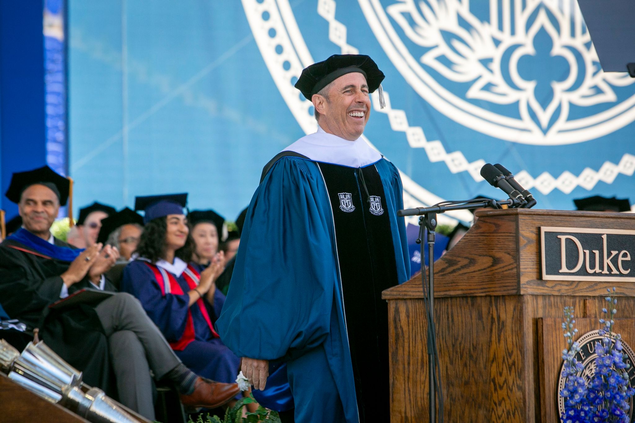 Der Comedian und Festredner Jerry Seinfeld bei der Abschlussfeier der Duke Universität.