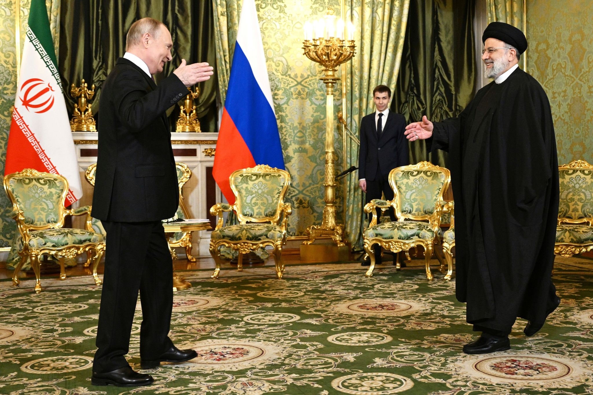 Wladimir Putin begrüßt Ebrahim Raisi (r) während eines Treffens im Kreml im Dezember 2023.