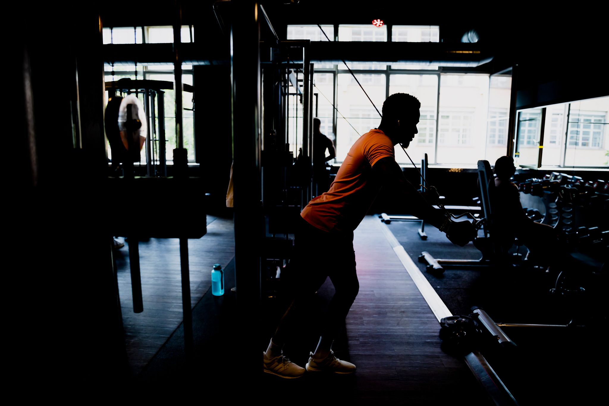 Ein Mann trainiert in einem Fitnessstudio in Berlin. Der Bund der Versicherer (BdV) hält einige Regelungen eines Versicherungstarifs der Generali-Tochter Dialog Lebensversicherungen für intransparent.