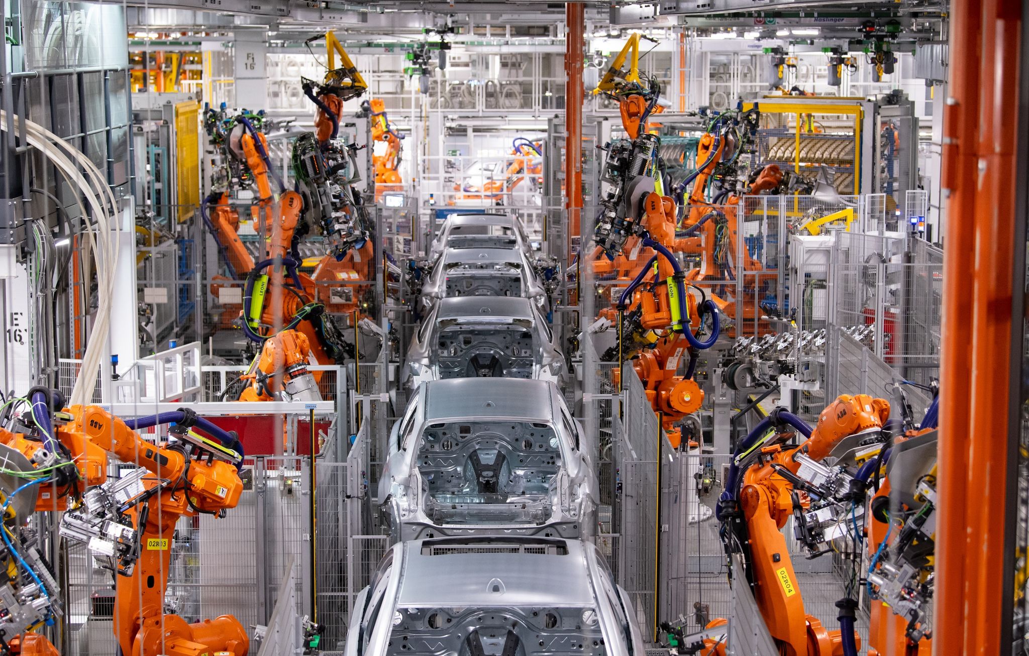 Roboter arbeiten an der Karosserie von verschiedenen BMW-Modellen im BMW-Stammwerk.