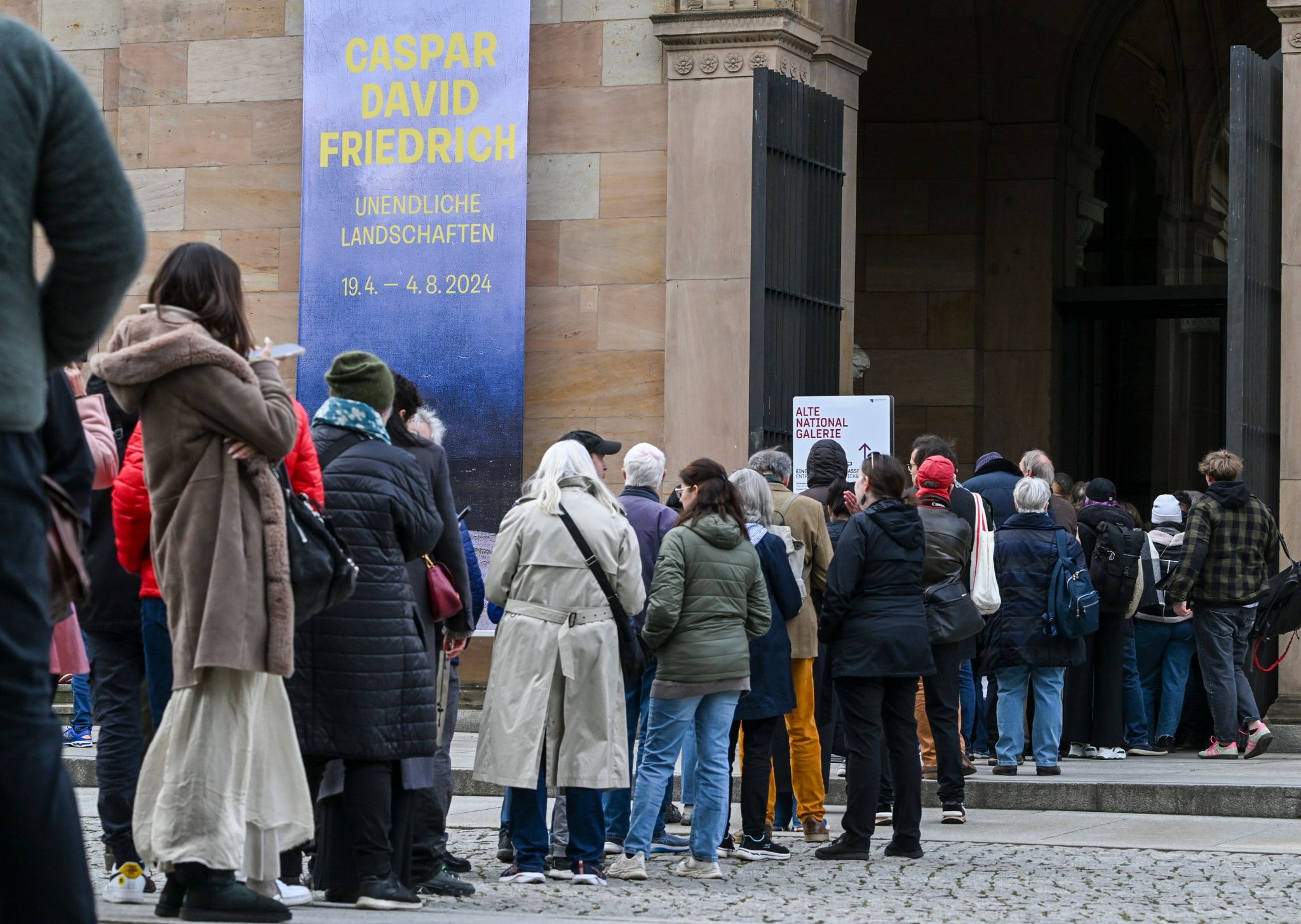 Im Vorverkauf wurden für die Caspar-David-Friedrich-Ausstellung bisher etwa 75.000 Einzeltickets verkauft.