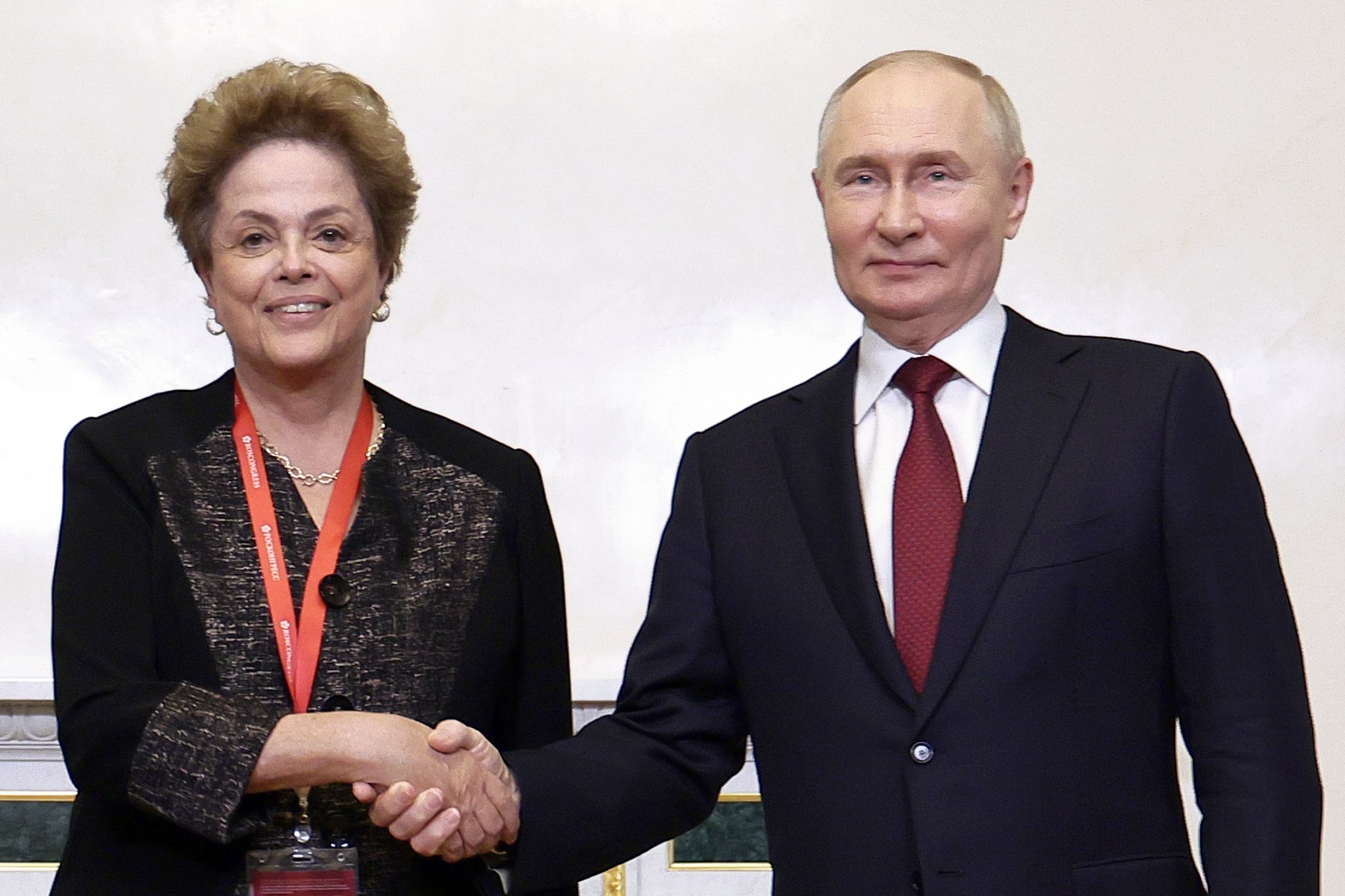 Russlands Präsident Wladimir Putin (r) und die ehemalige brasilianische Präsidentin Dilma Rousseff: Die russischen Behörden nutzen das Forum als Schaufenster, um die Entwicklung des Landes zu präsentieren und Investoren anzulocken.