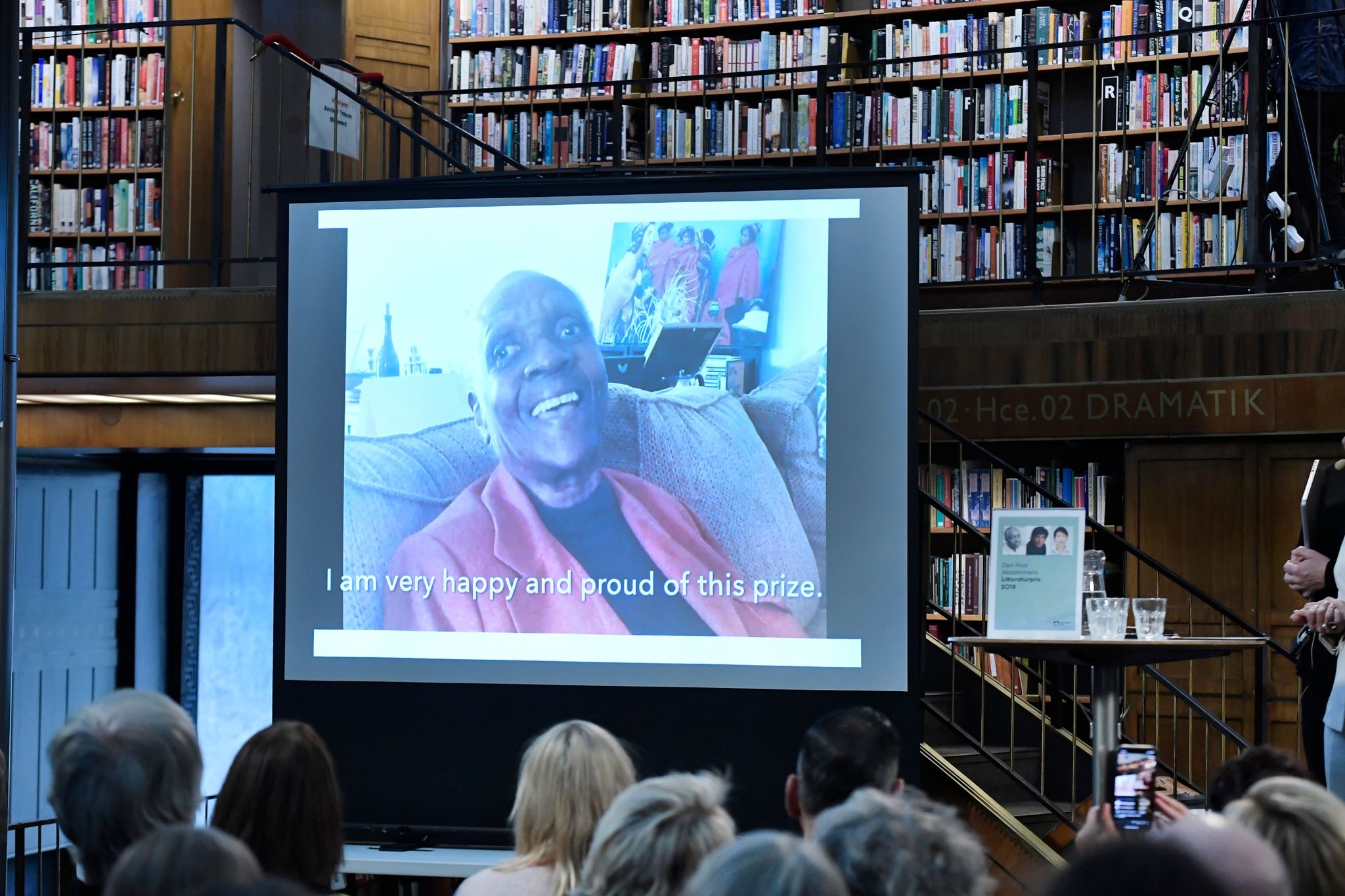 Maryse Condé 2018 nach der Verleihung des Alternativen Nobelpreises auf der Videowand in der Stadtbibliothek Stockholm.