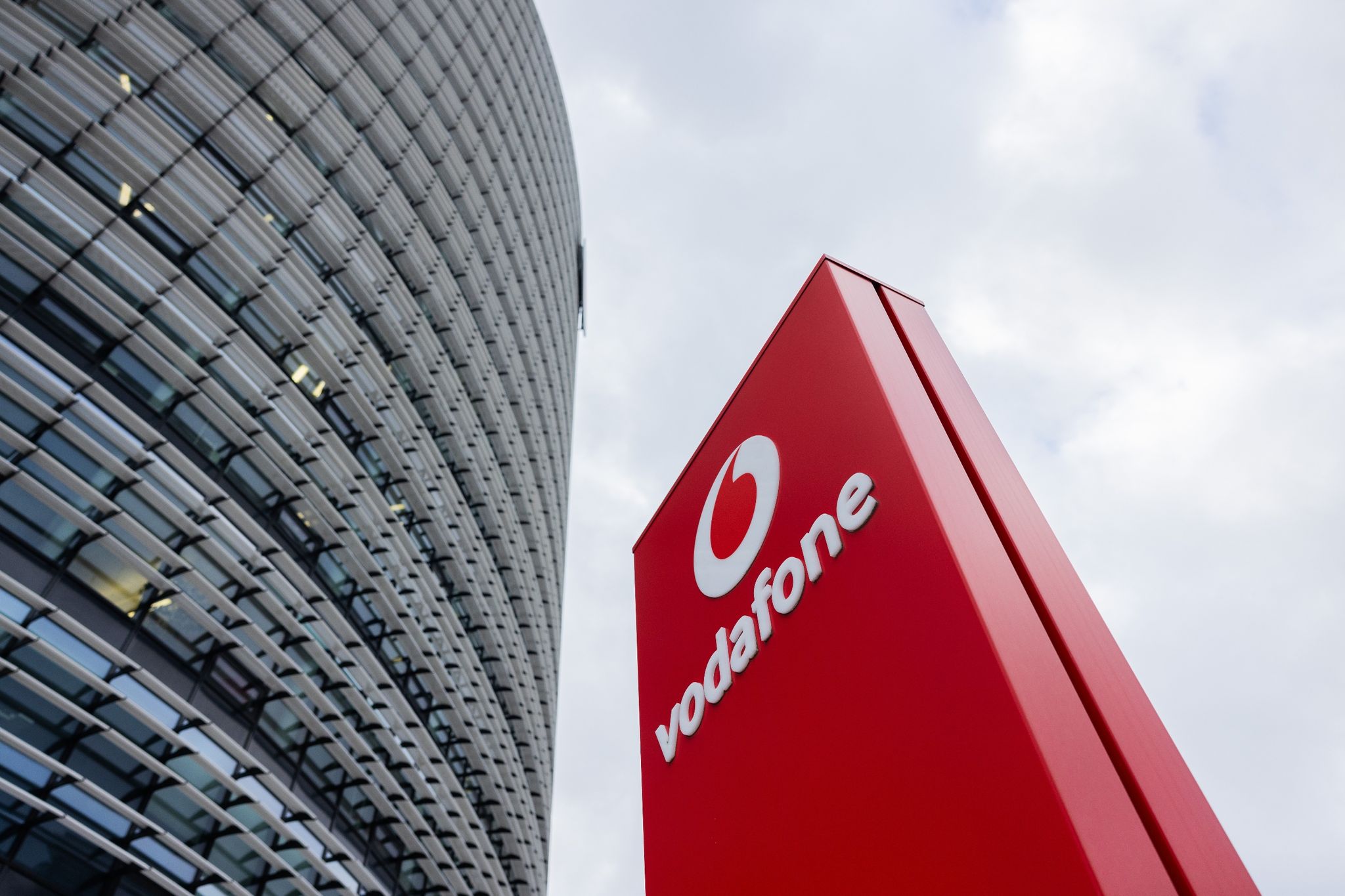 Blick auf die Zentrale des Telekommunikationsanbieters Vodafone, den Vodafone Campus. Der Mobilfunk-Riese hat seine Tarife einseitig erhöht, und handelte sich eine Sammelklage ein.