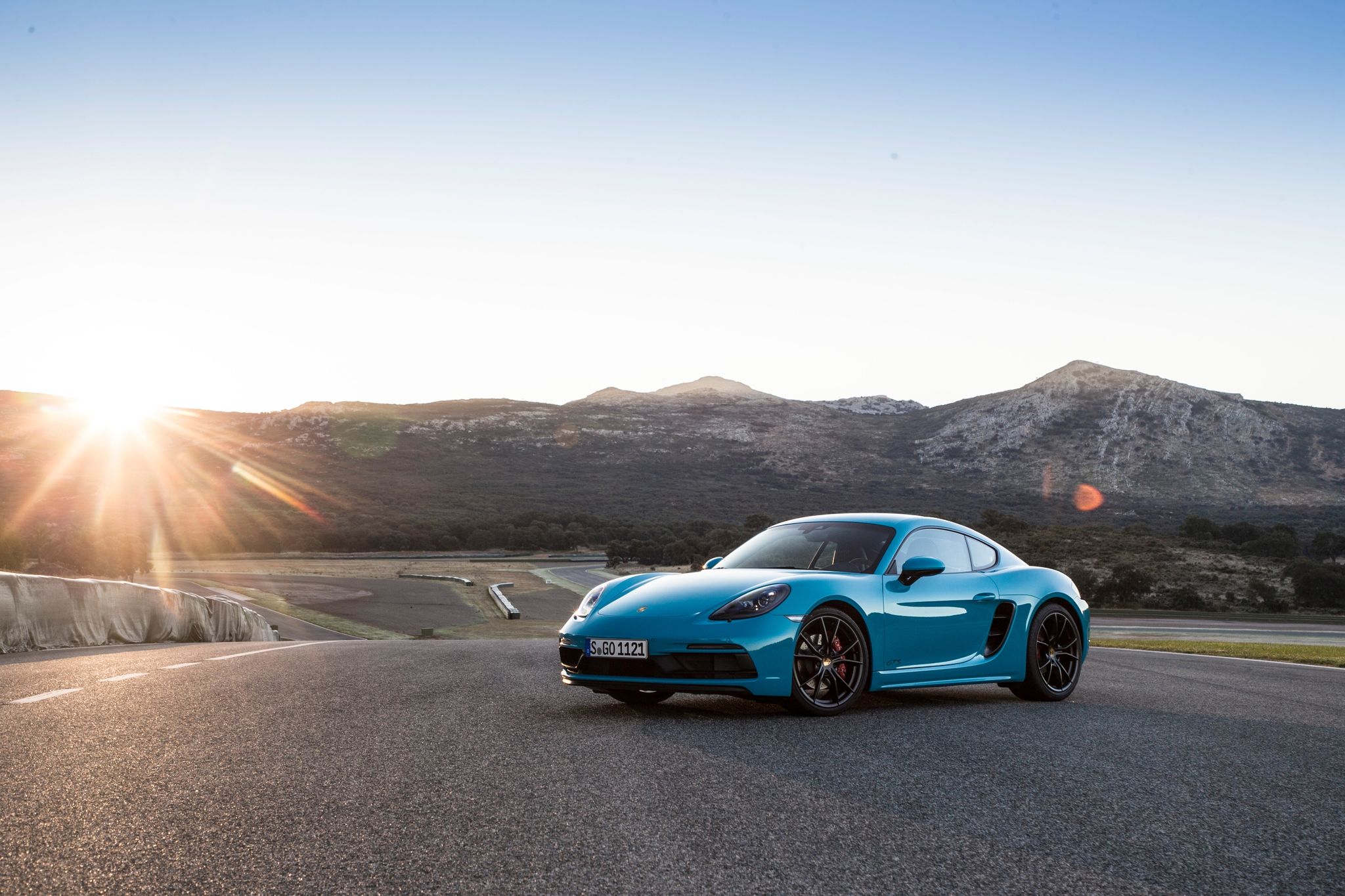 In weichem Licht und auf einer leicht erhöhten Freifläche, die nicht vom Auto ablenkt, setzt Profi-Automobilfotograf Manuel Hollenbach diesen Porsche perfekt in Szene.