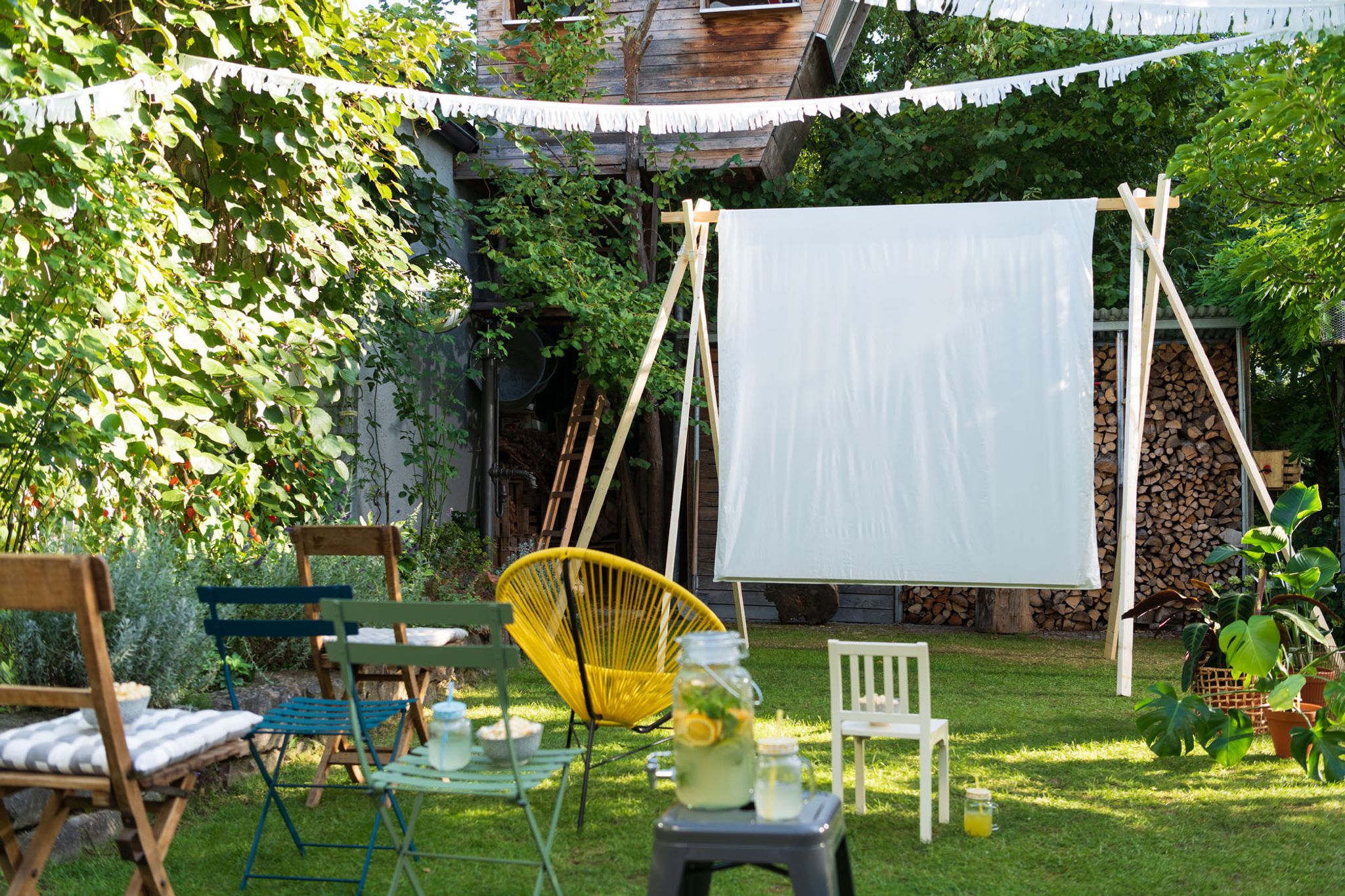 Steht stabil: die fertige Leinwand mit Halterungen für die Gartenparty.