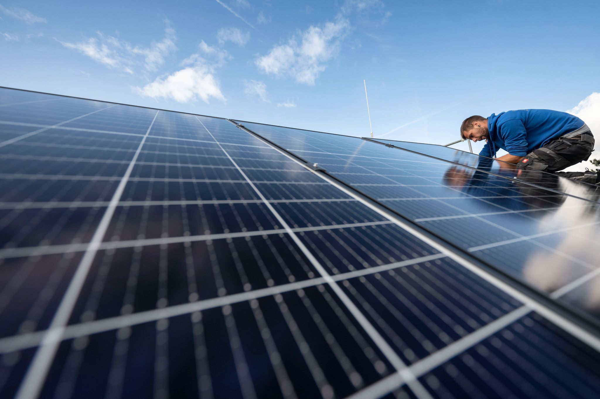 Montage von Photovoltaikmodulen auf dem Dach eines Wohnhauses. Die Solarbranche benötigt vor allem Bauhandwerker sowie Planungs- und Elektroingenieure.