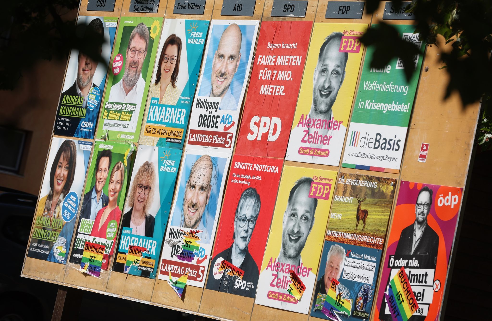 Wahlplakate verschiedener Parteien für eine Landtagswahl.
