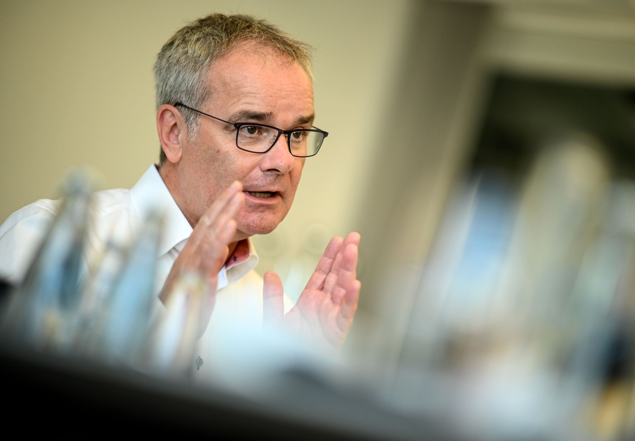 Helmut Dedy, Hauptgeschäftsführer der Deutschen Städtetag, spricht während eines Interviews mit der dpa.