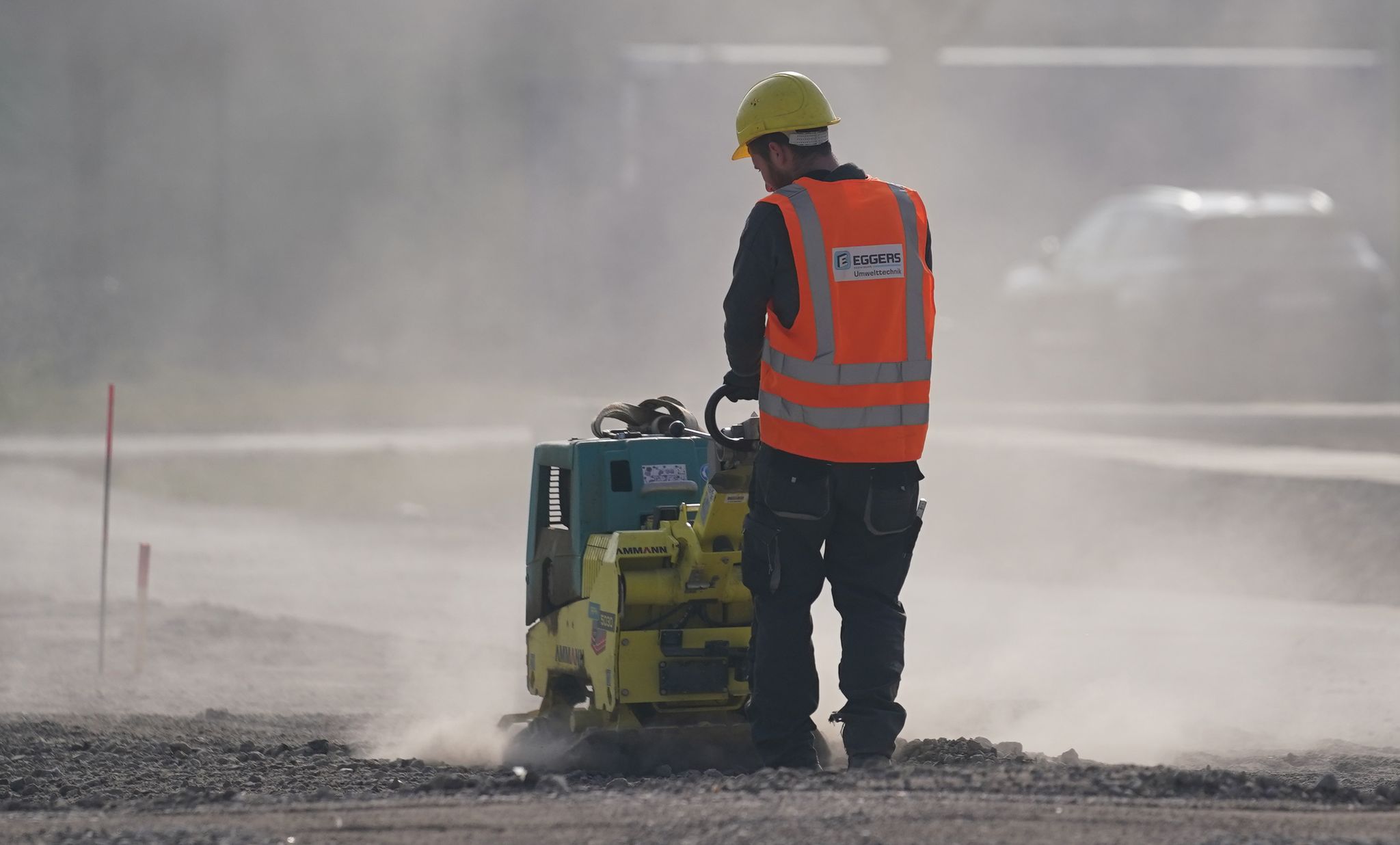 Ein Arbeiter auf einer Baustelle: Die Arbeitsagenturen gehen weiter von einer steigenden Beschäftigung aus.