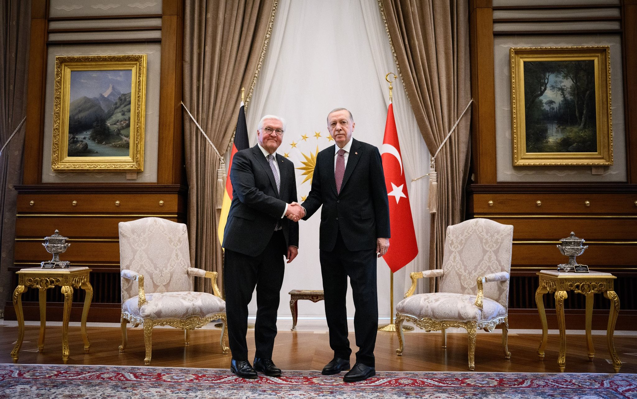 Handschlag in Ankara: Bundespräsident Frank-Walter Steinmeier (l) und der türkische Präsident Recep Tayyip Erdogan.