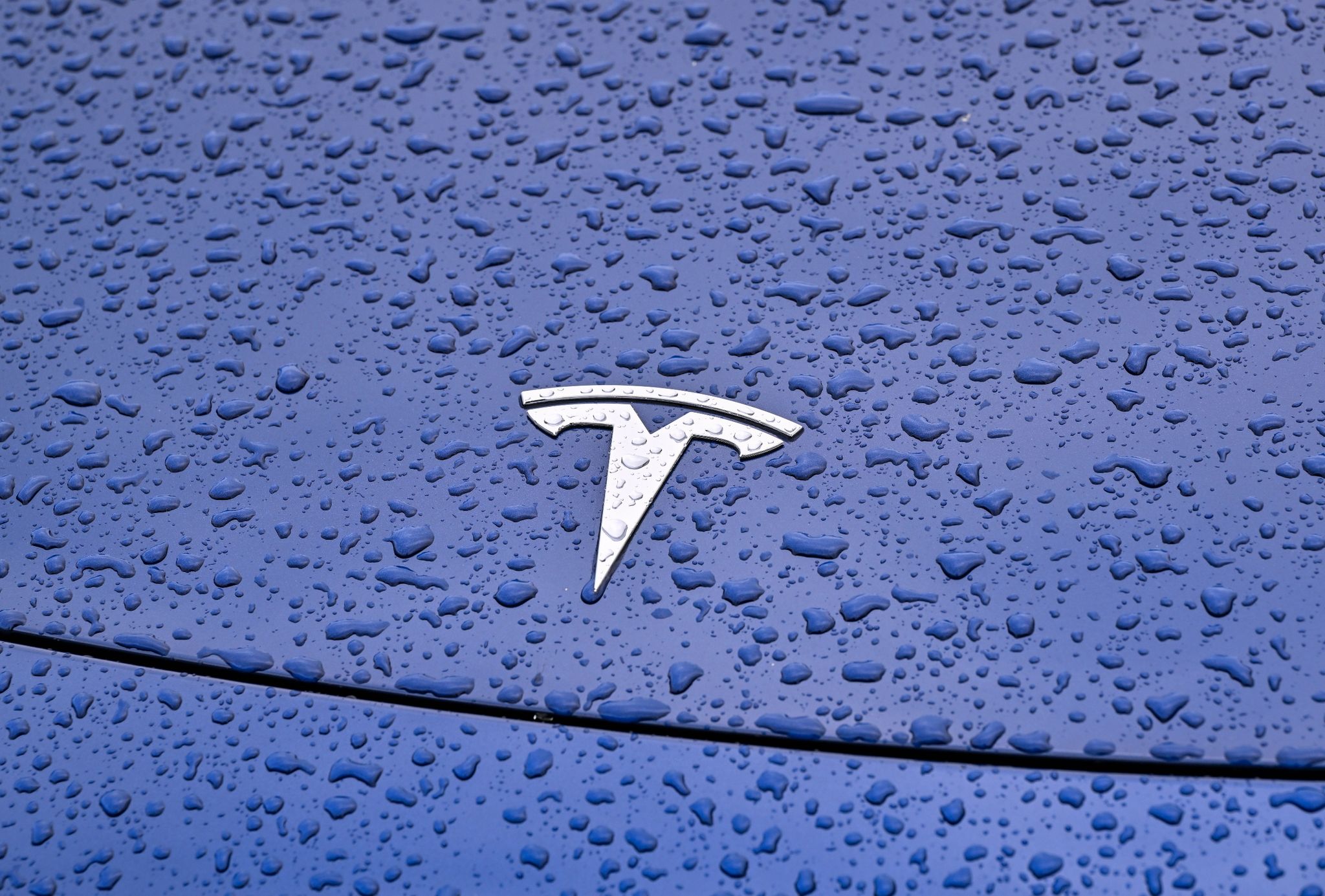 Steht Tesla im Regen? Der US-Hersteller will mehr als zehn Prozent seiner Stellen weltweit abbauen.