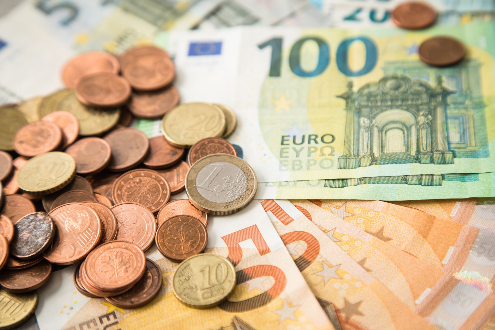 Trinkgeld kann sich im Laufe eines geschäftigen Arbeitstages schon mal zu einem stattlichen Betrag summieren. Ab einer gewissen Höhe ziehen Finanzämter bei der Steuerfreiheit aber doch eine Grenze.