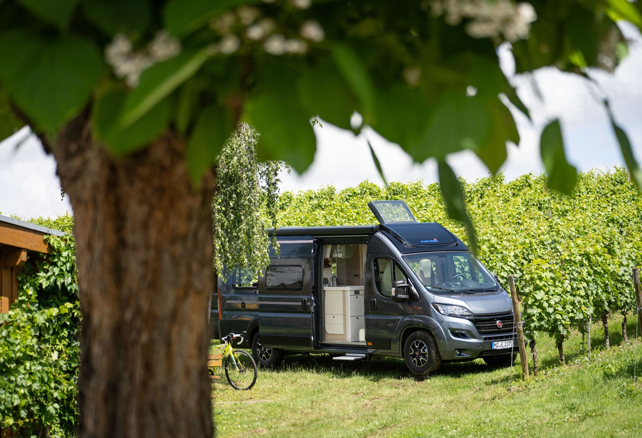 Camping vielleicht nächstes Mal mit Ventilator, Kühlbox und Lichterkette? Und das Notebook lässt sich auch laden? Ein perfektes Szenario für eine Powerstation.