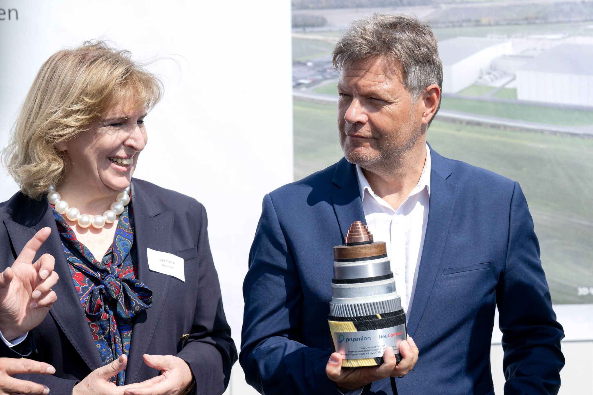 Bundeswirtschaftsminister Robert Habeck und Julia Prescot, die Vorsitzende der Projektgesellschaft Neuconnect, in Wilhelmshaven.