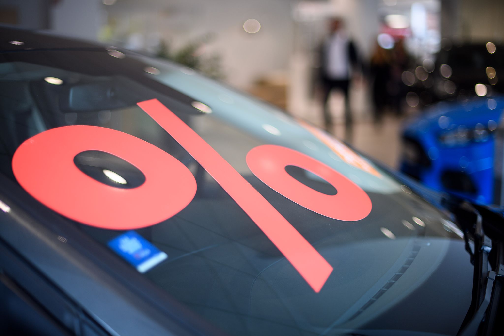 Lautet Auswertung der Preisnachlässe im März versuchen Autohersteller derzeit mit hohen Rabatten den Absatz von Benzin- und Diesel-Modellen anzukurbeln.