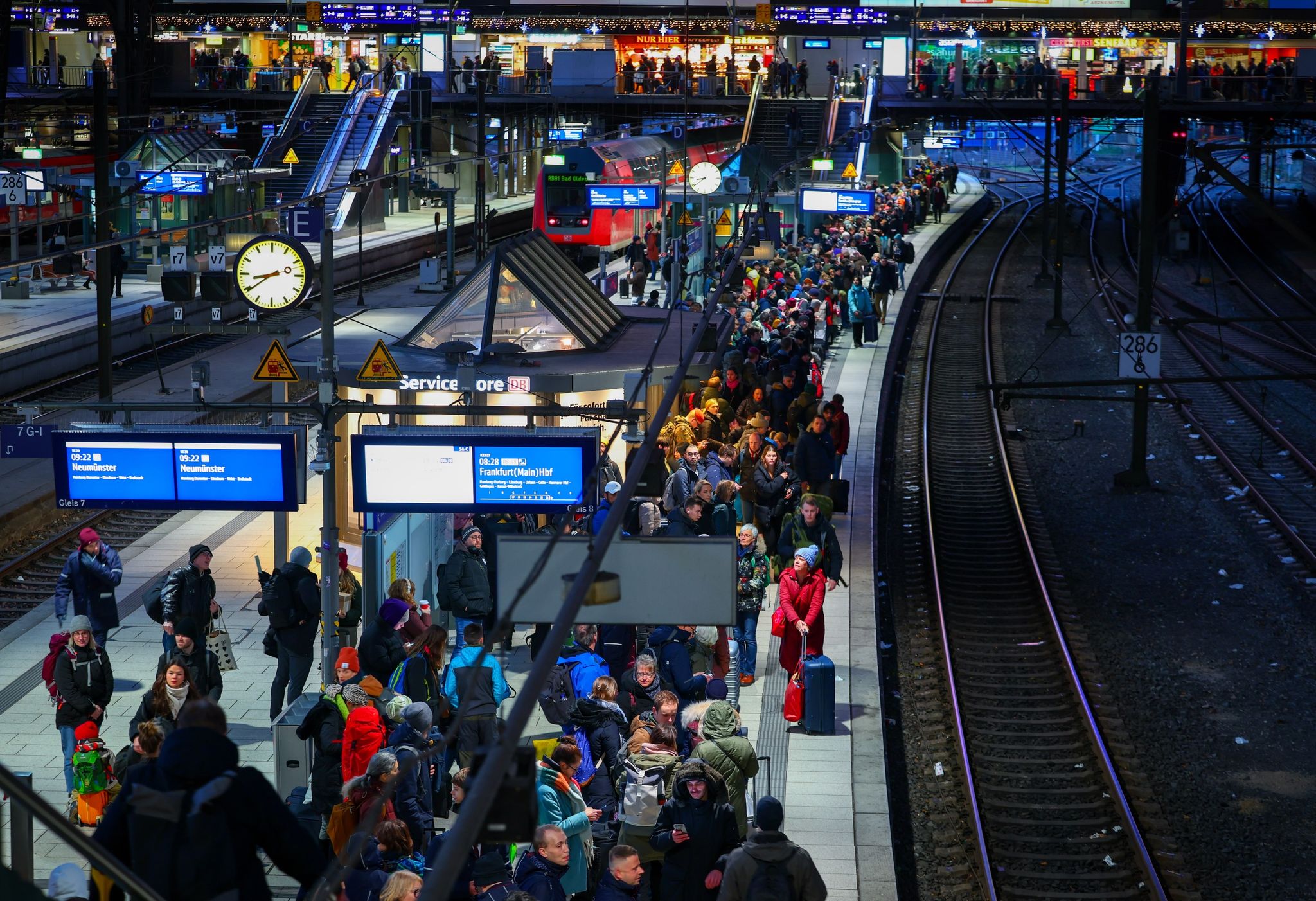 Sturmtief «Zoltan» sorgt für Einschränkungen: Zahlreiche Reisende warten auf einem Bahnsteig am Hamburger Hauptbahnhof auf ihren Zug.