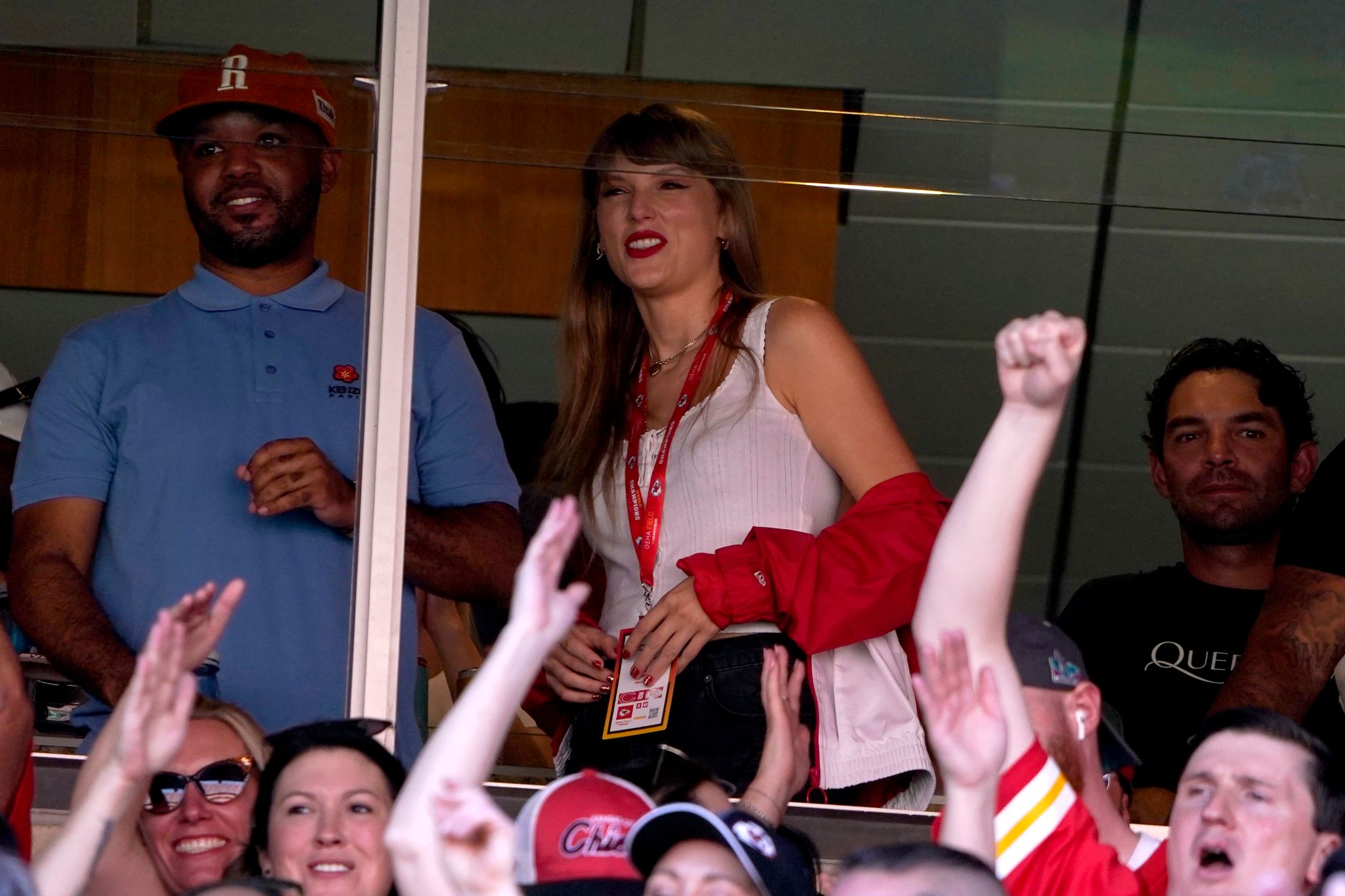 Ist Taylor Swift Fan der der Kansas City Chiefs oder von NFL-Spieler Travis Kelce?