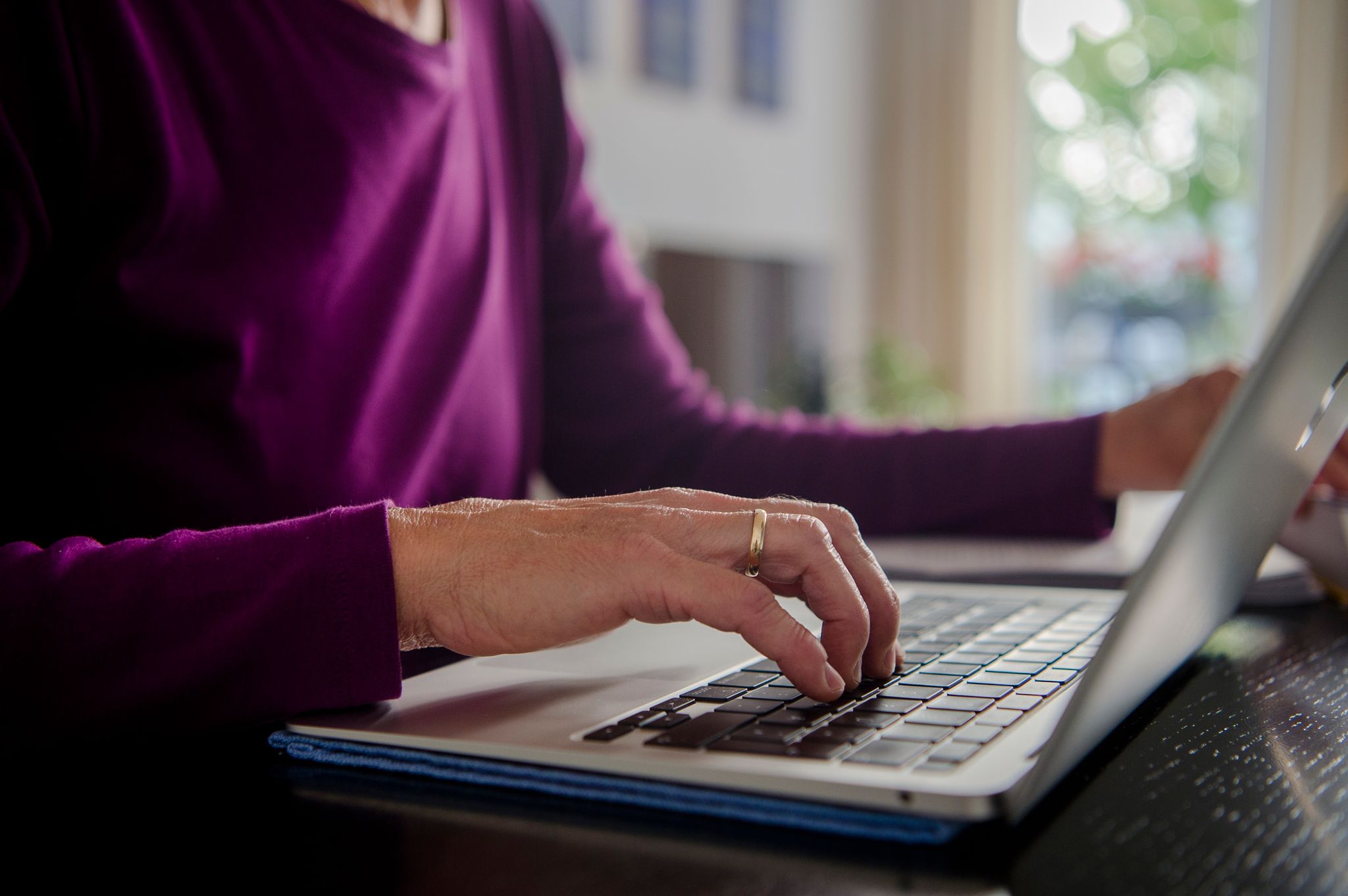 Eine Frau arbeitet an einem Laptop. Vor allem Frauen arbeiten wegen der Betreuung von Angehörigen in Teilzeit (Symbolbild).