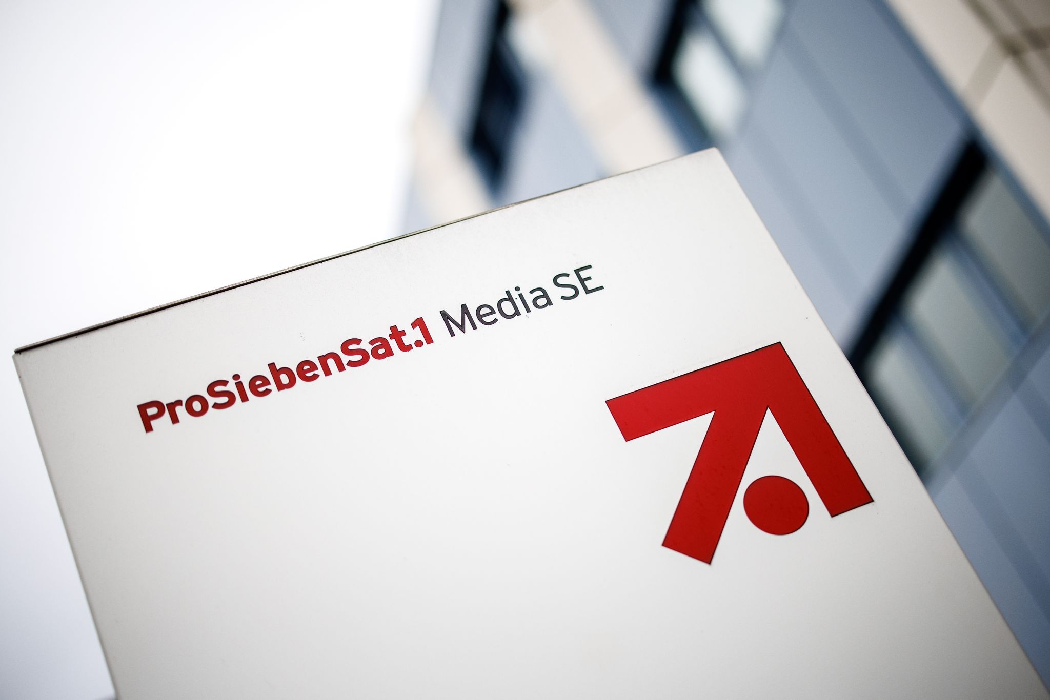 Hohe Preise, geringe Kauflust, wenige Werbebuchungen - auch ProSiebenSat.1 spürt die Folgen der Inflation.