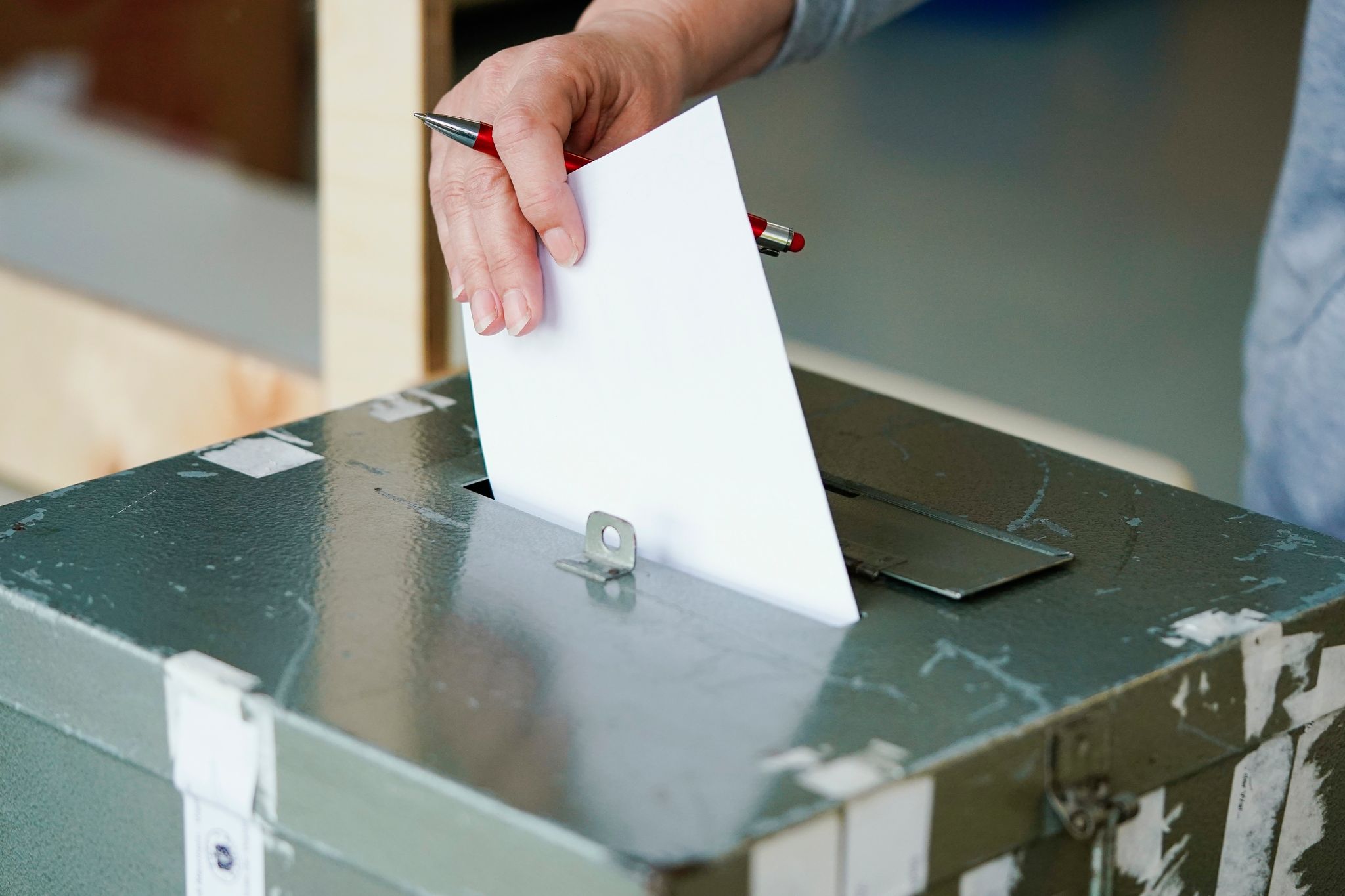 Ein Wählerin wirft in einem Wahllokal ihren Stimmzettel in die Wahlurne.