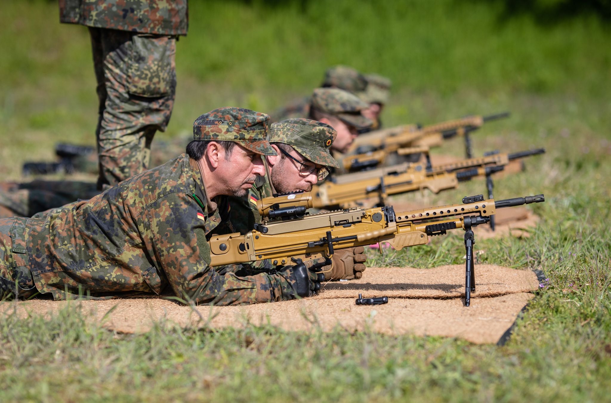 Die Bundeswehr sollte mehr Geld bekommen - einer Umfrage zufolge findet das die Mehrheit der Deutschen.