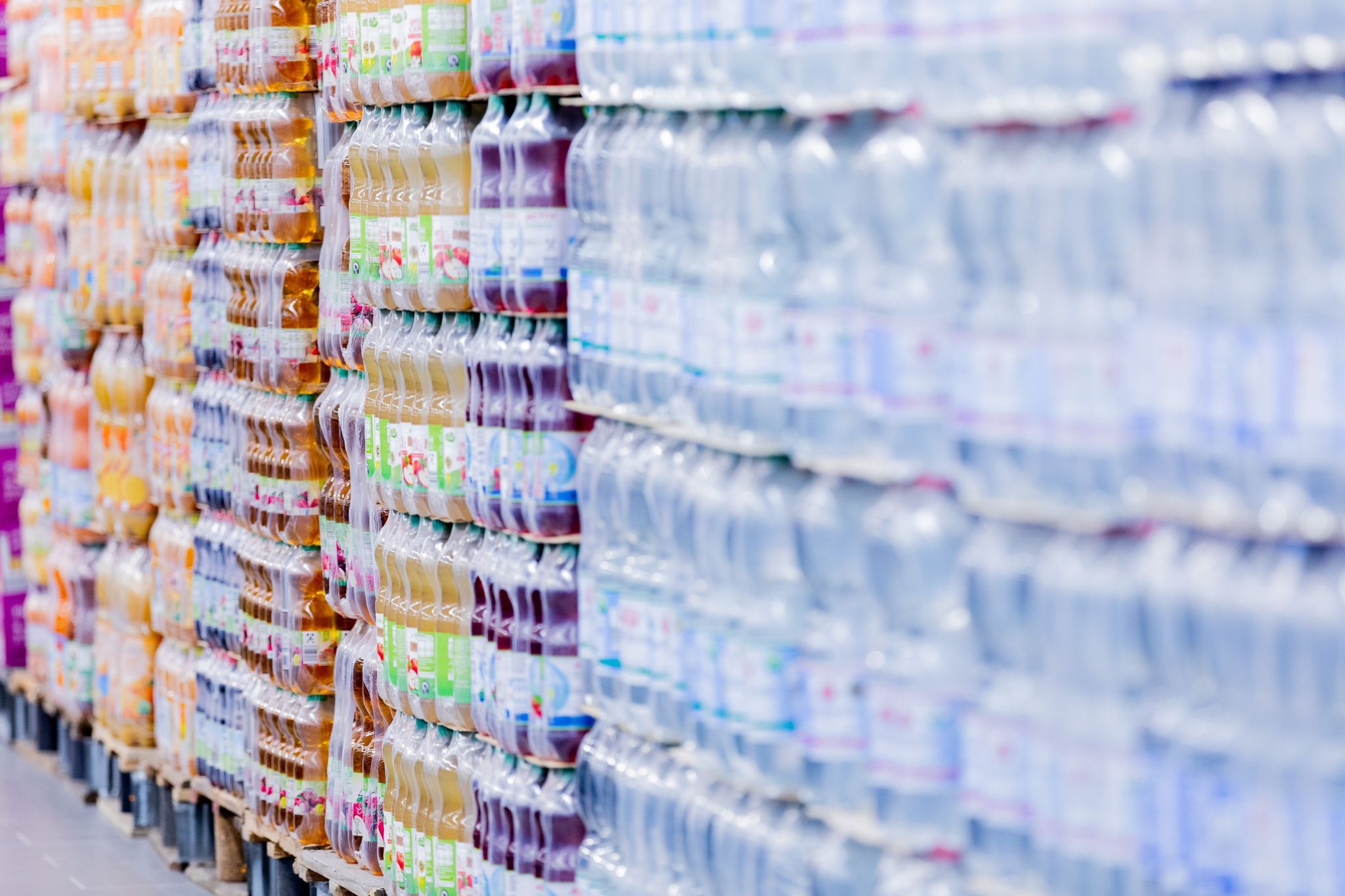Einweg-Plastikflaschen in einem Supermark auf Paletten.