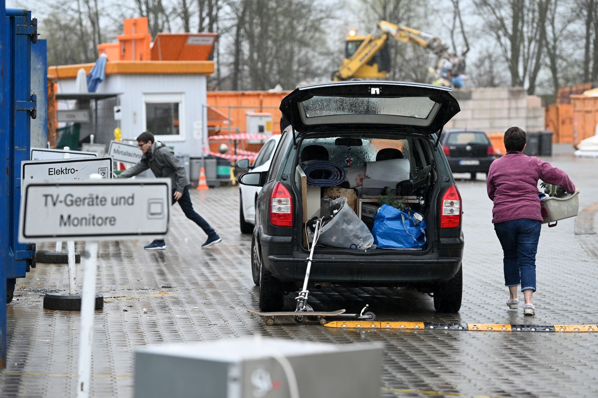 In vielen Städten und Gemeinden gibt es Recyclinghöfe, die Elektroschrott sammeln und recyceln.