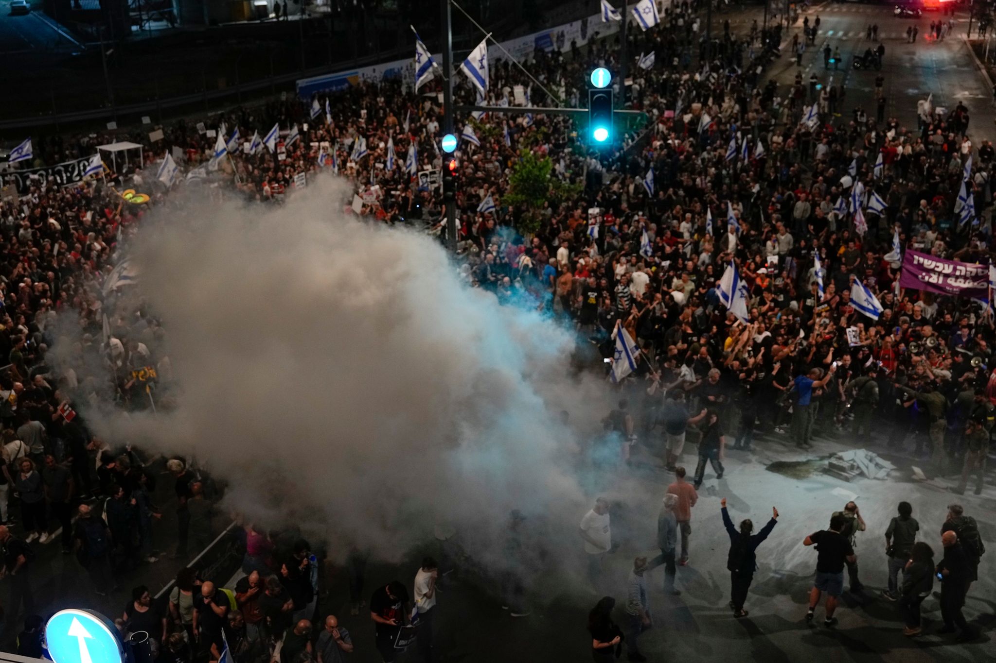 Angehörige und Unterstützer der israelischen Geiseln, die im Gazastreifen von den palästinensischen Hamas festgehalten werden, fordern bei einer Demonstration ihre Freilassung.