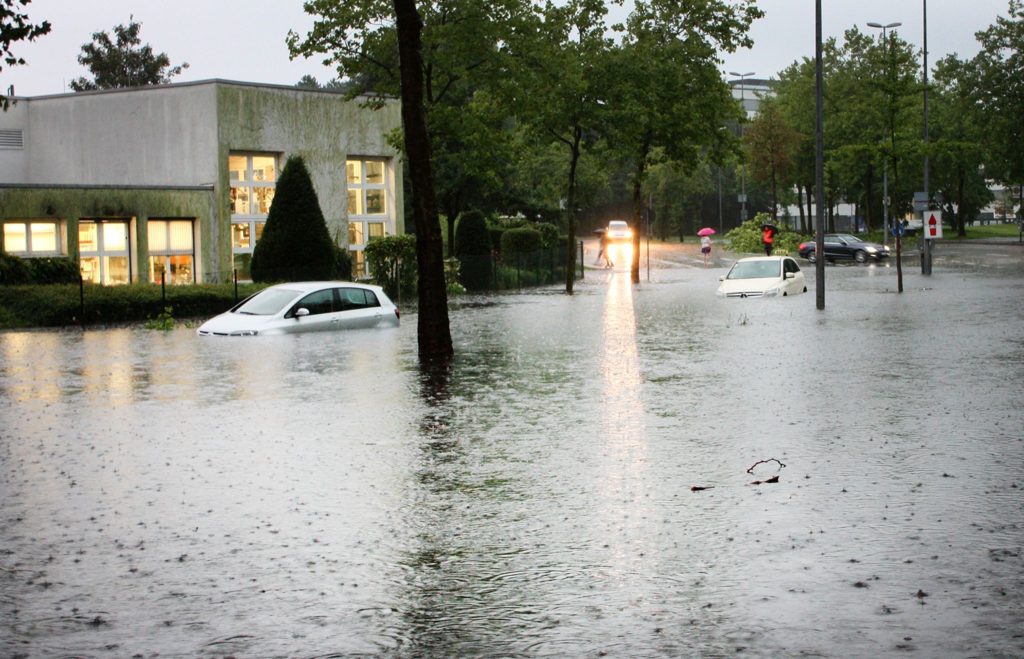 Autos auf einer überfluteten Straße in Münster. Der Grund: Heftige Regenfälle.