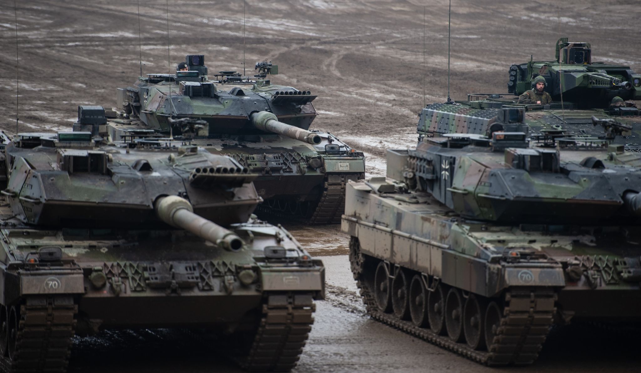 Kampfpanzer der Bundeswehr vom Typ Leopard 2A6 und ein Schützenpanzer vom Typ Puma.