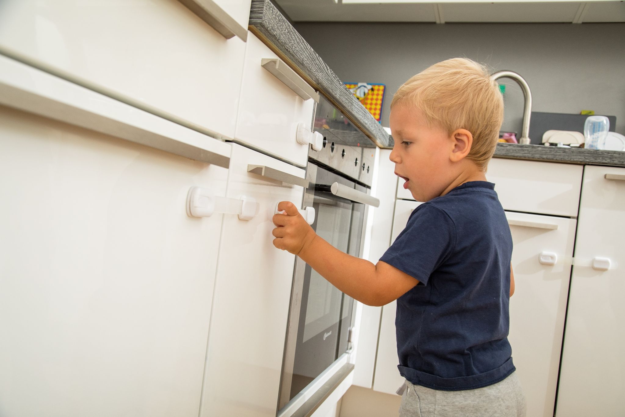 Kinder sind neugierig. Medikamente oder Putzmittel gehören daher unter Verschluss.